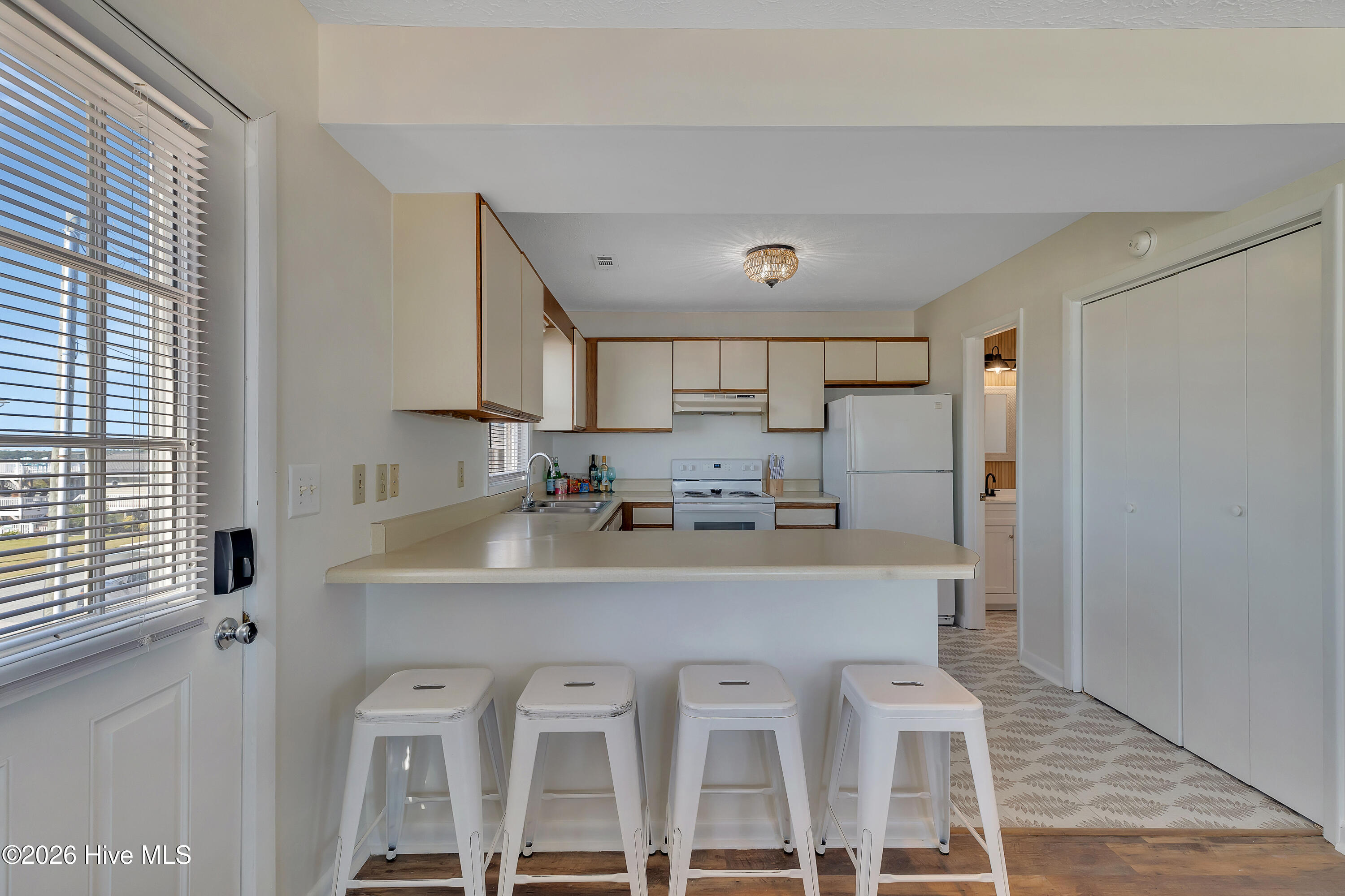 100548009 | Photo 22