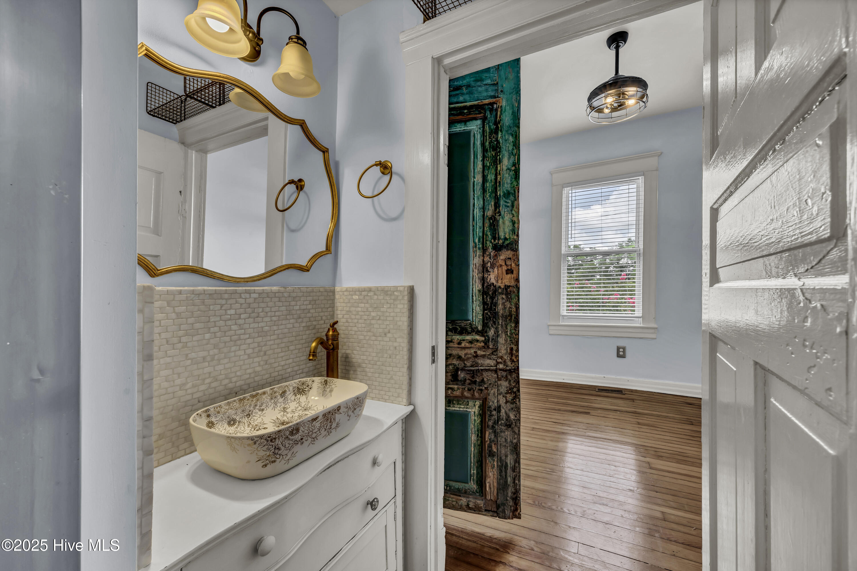 100557757 | Photo 15