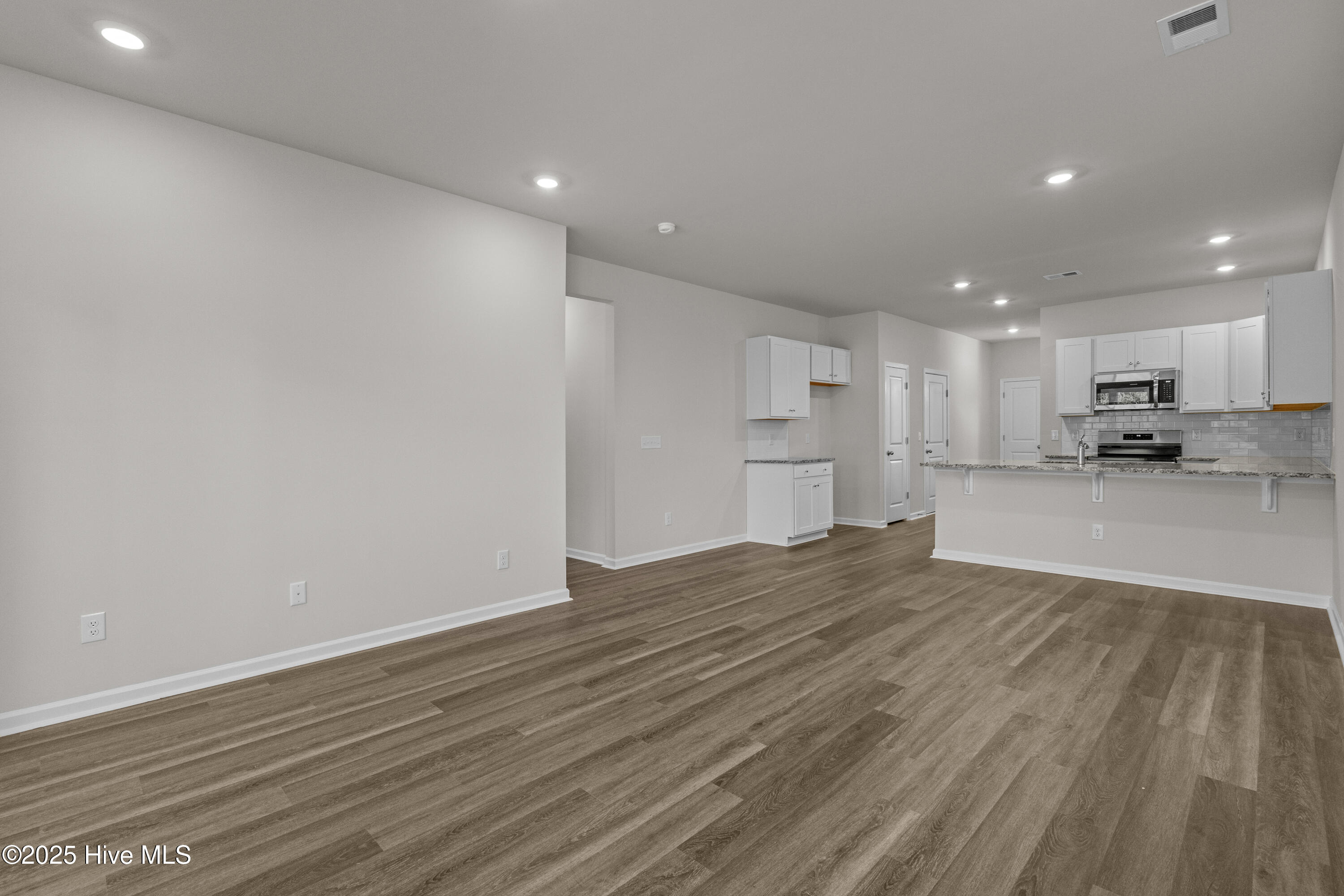 100536973 | Photo 11