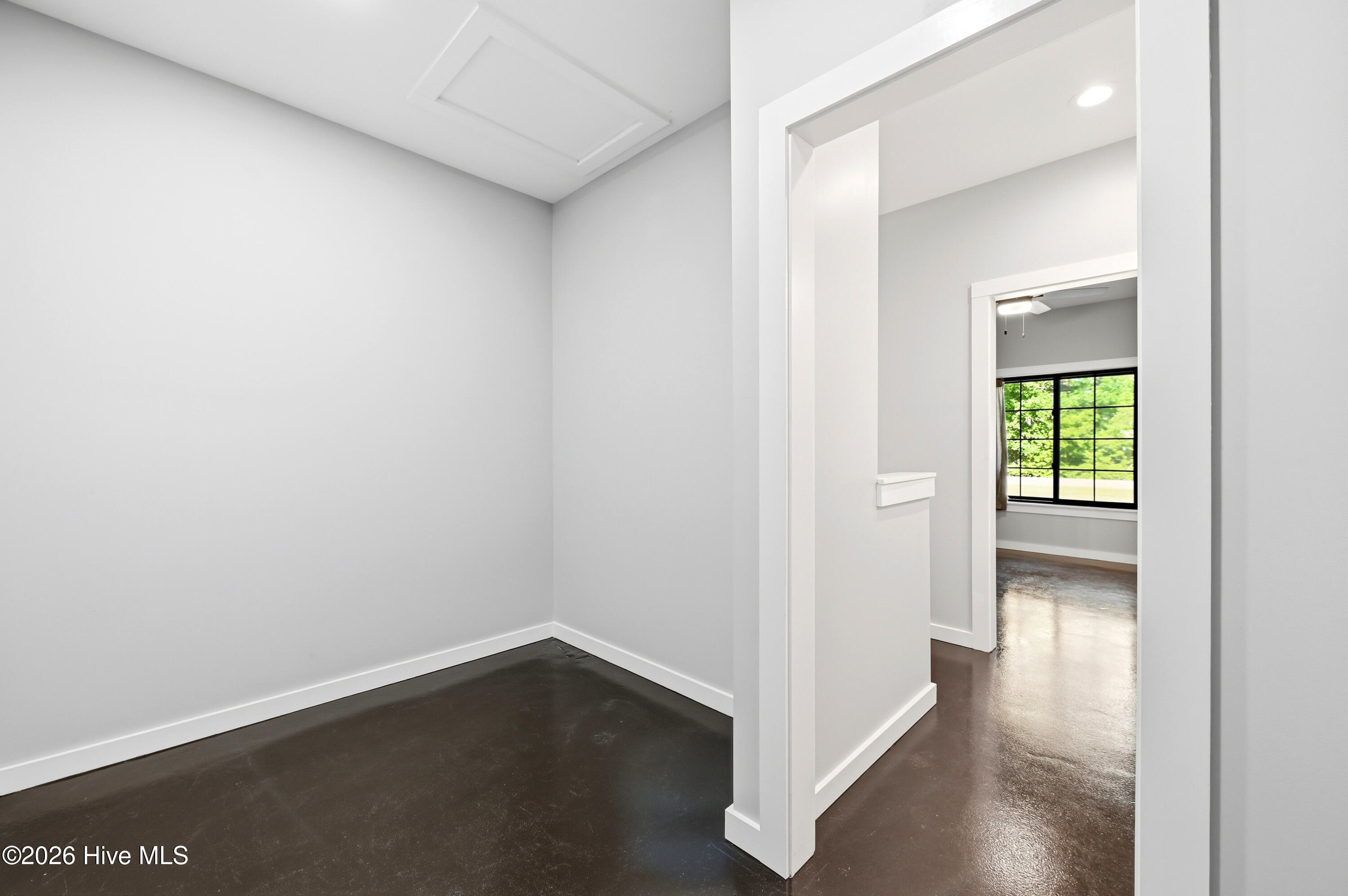 100570518 | Photo 22