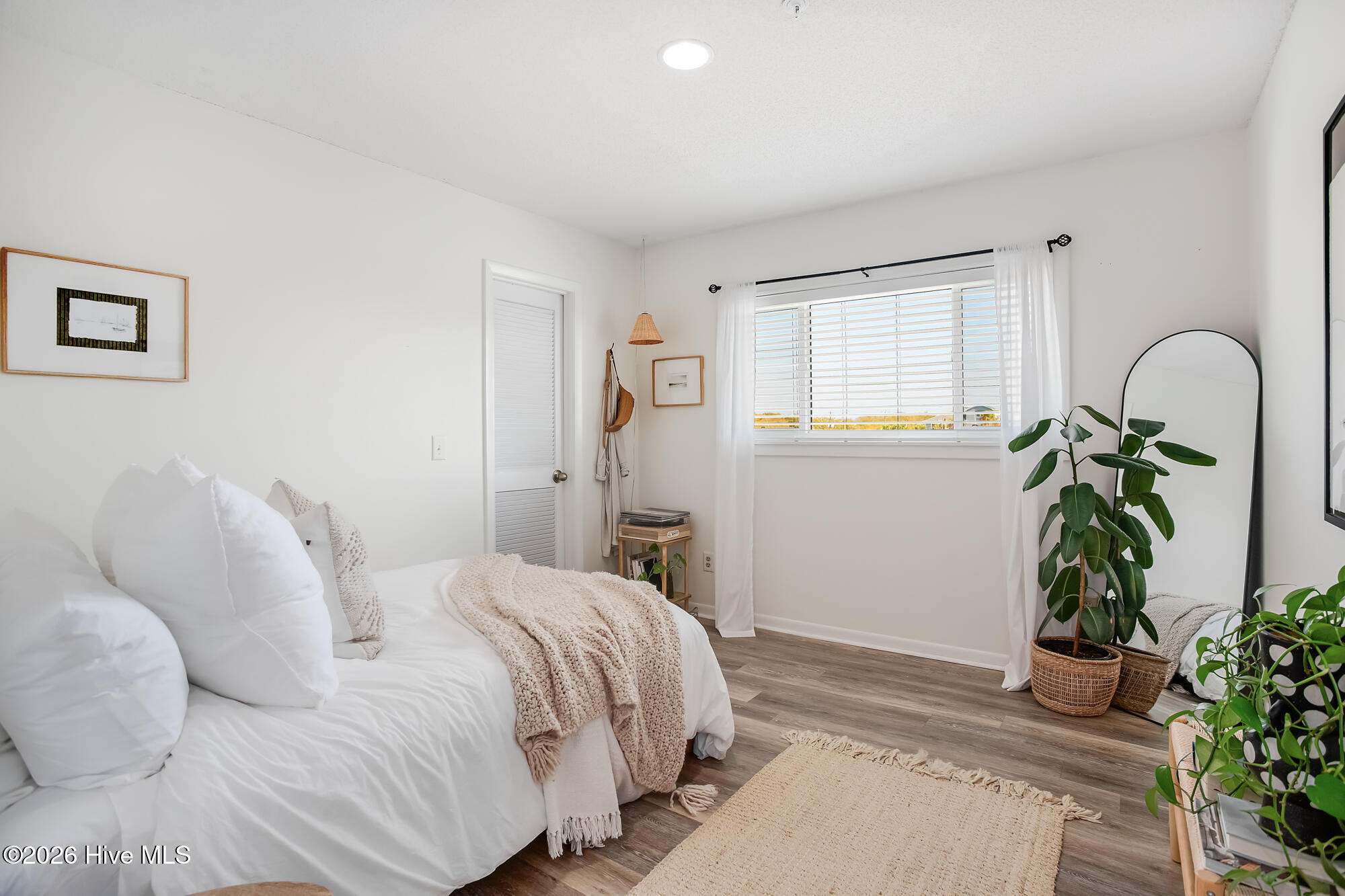 100561170 | Photo 17