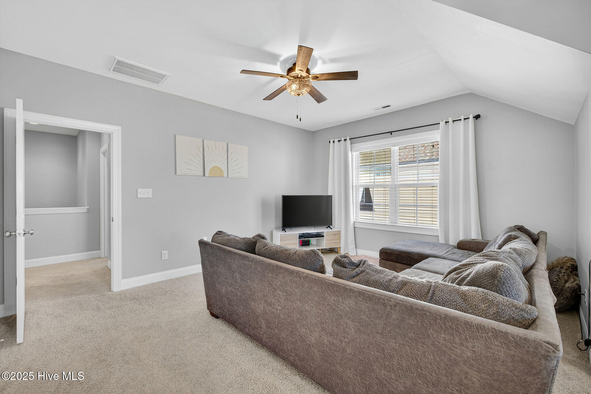 100541825 | Photo 40