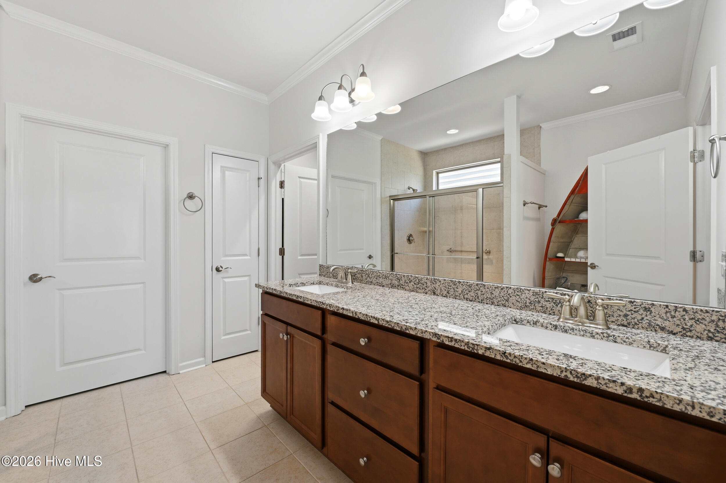 100565292 | Photo 21