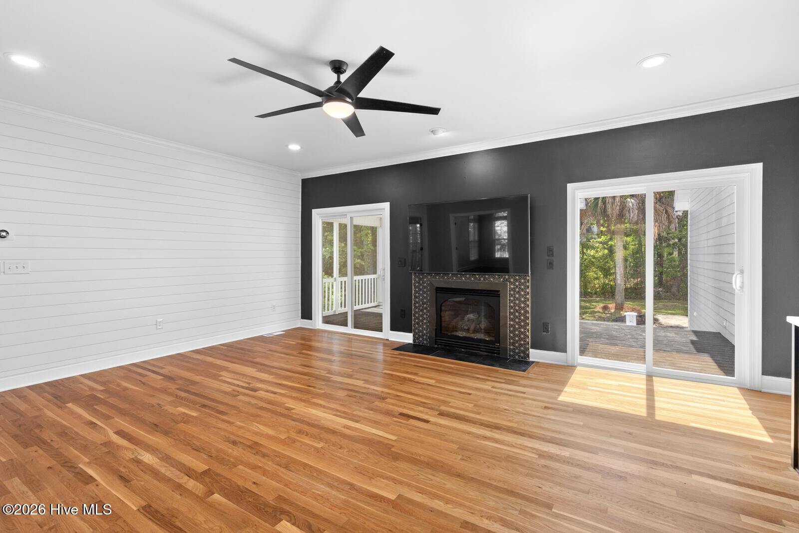 100569189 | Photo 25