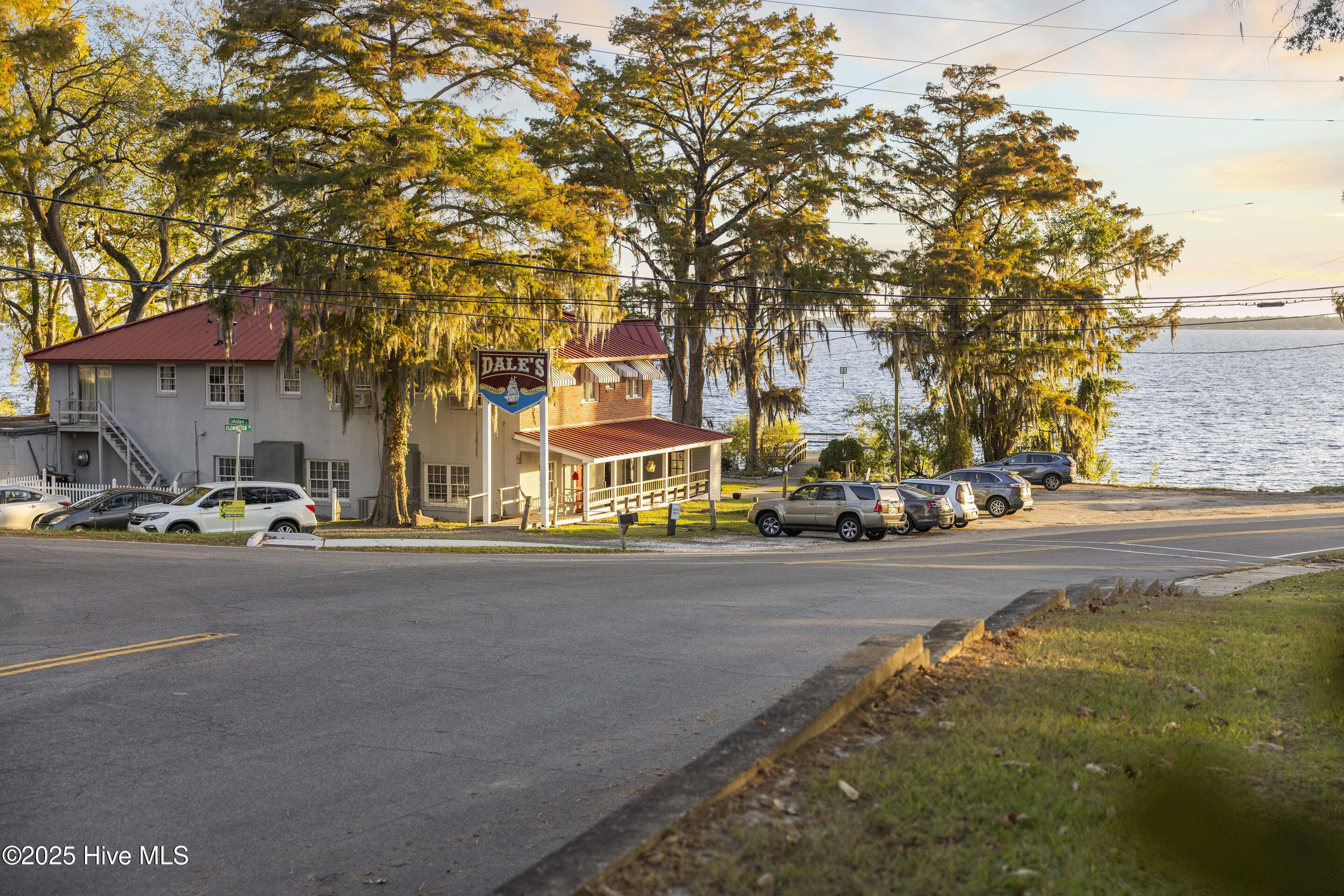 Homes for sale in Lake Waccamaw, NC | 204 Lake Shore Dr, Lake Waccamaw, NC 28450 | MLS# 100538504