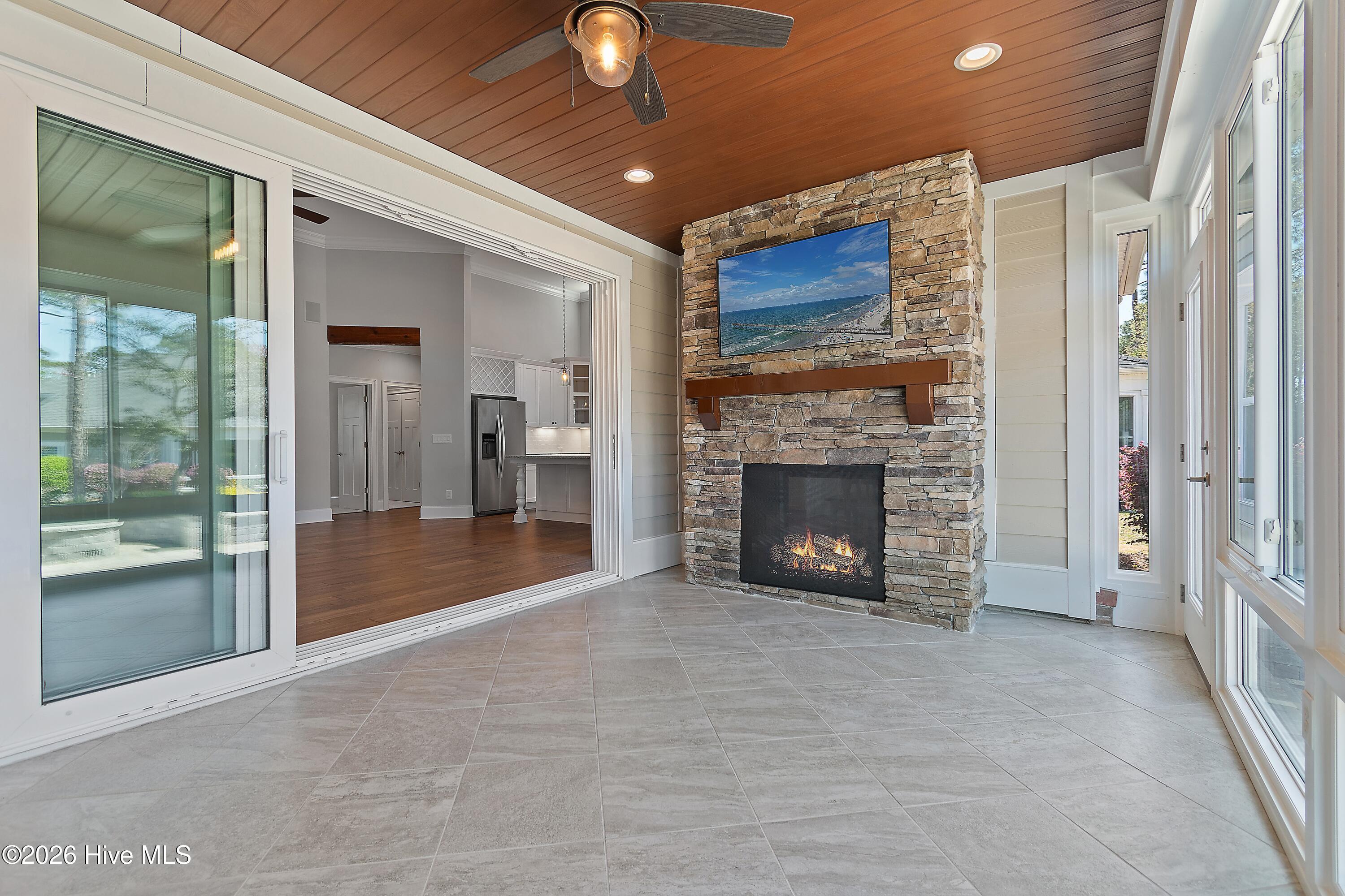 100564386 | Photo 54