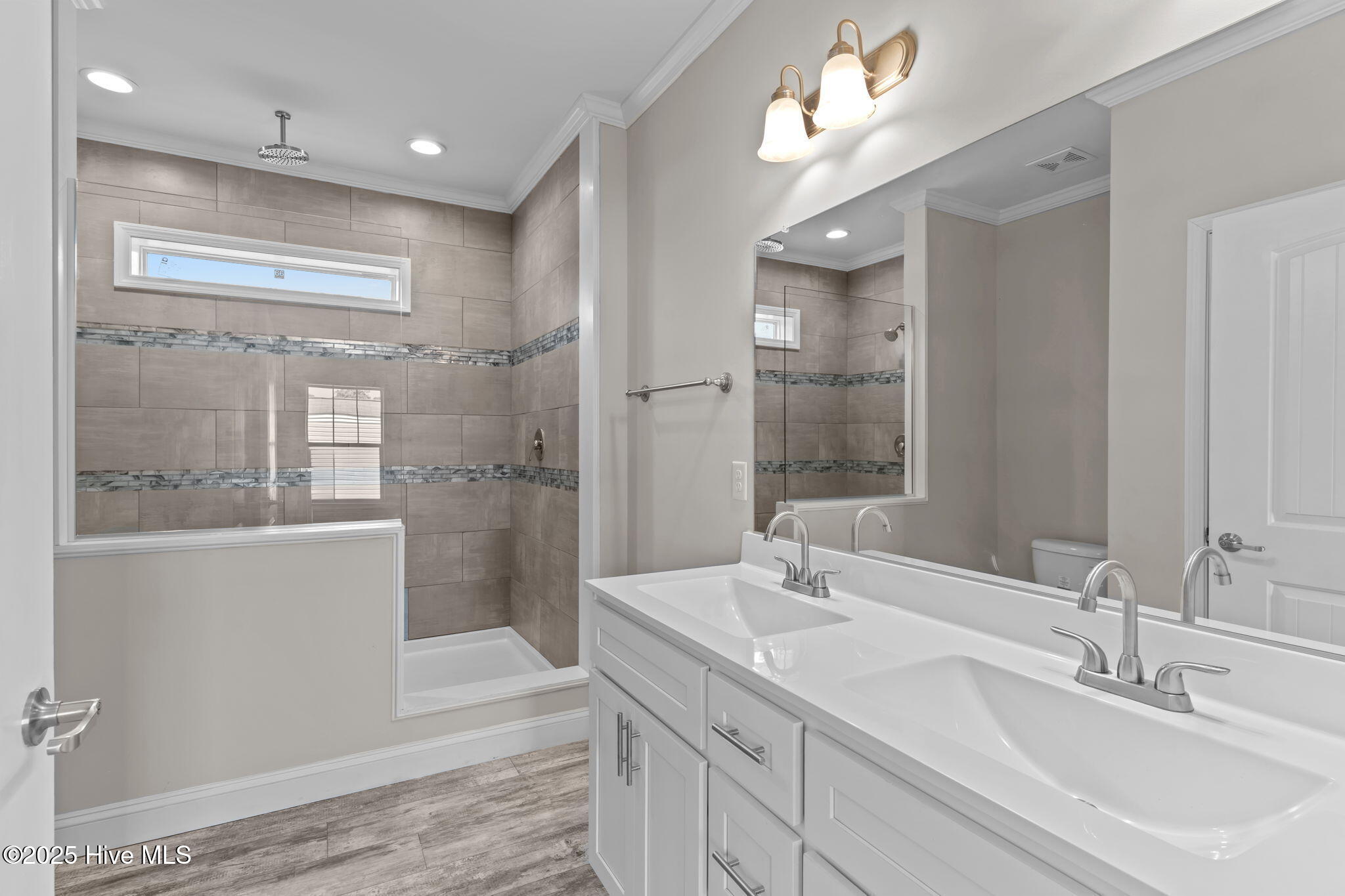 100529726 | Photo 25