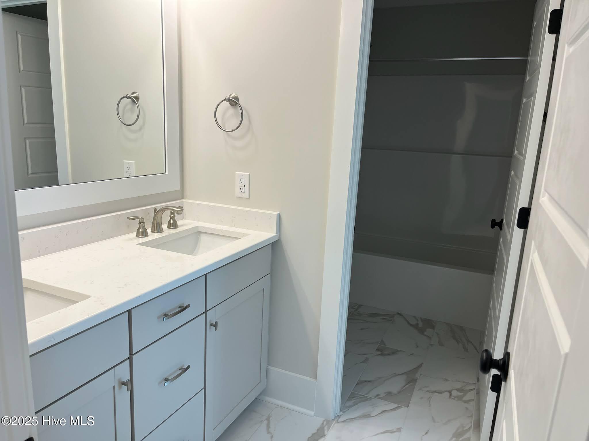 100510307 | Photo 22