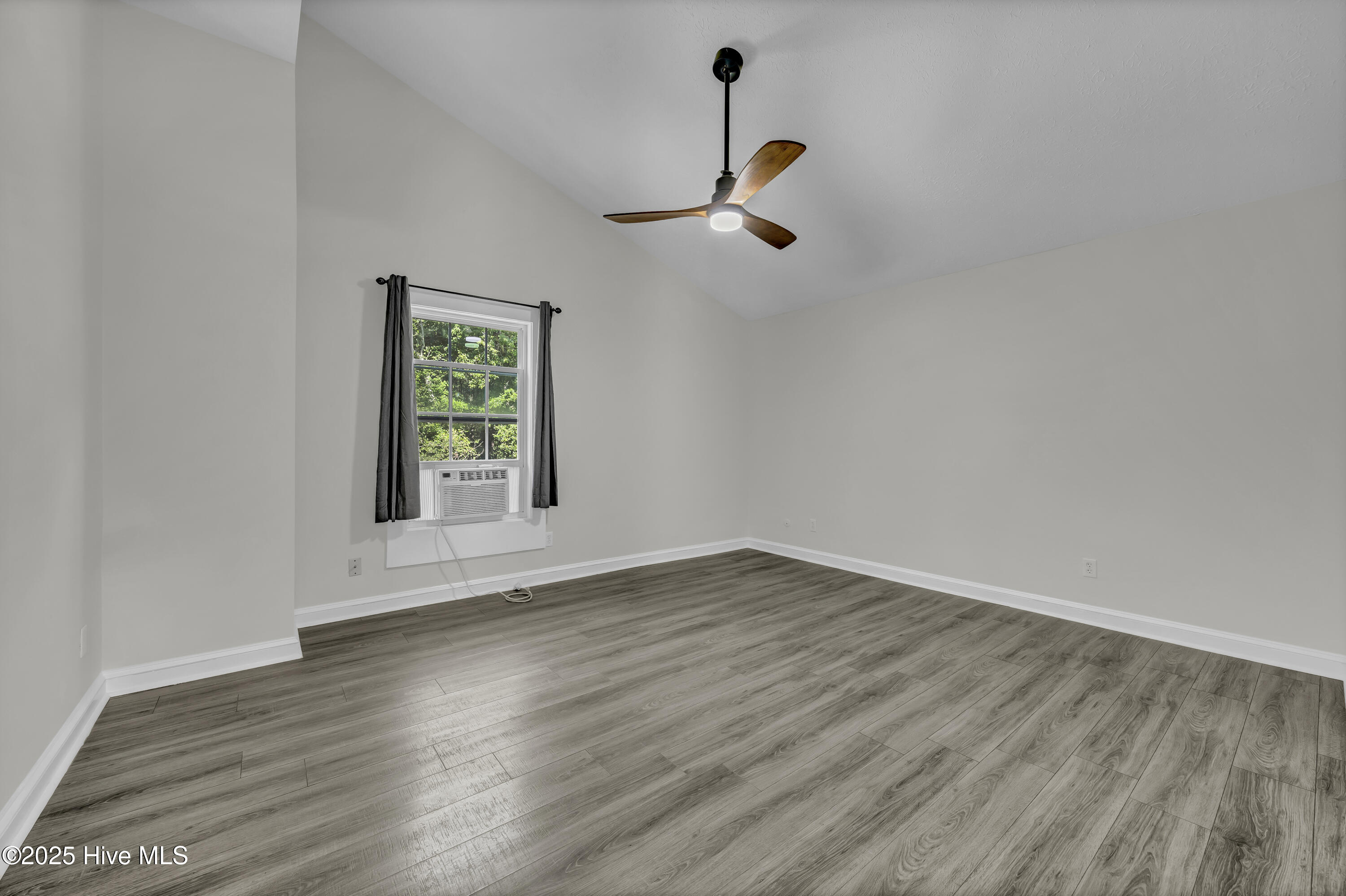 100527769 | Photo 17