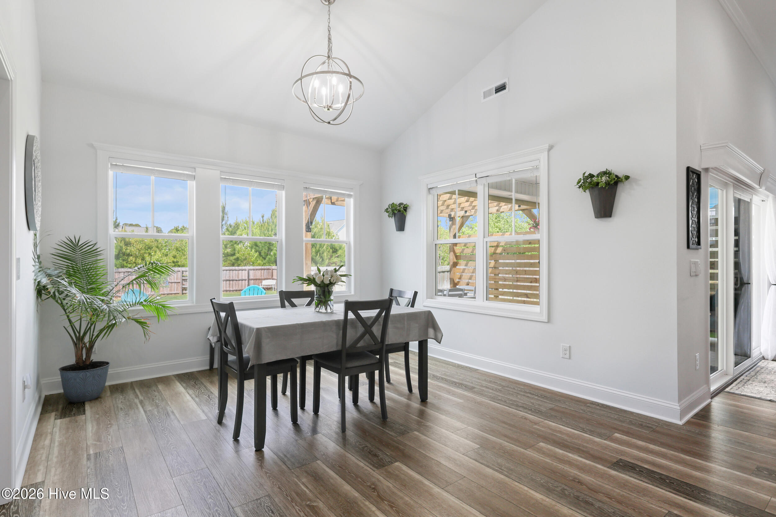 100569219 | Photo 16