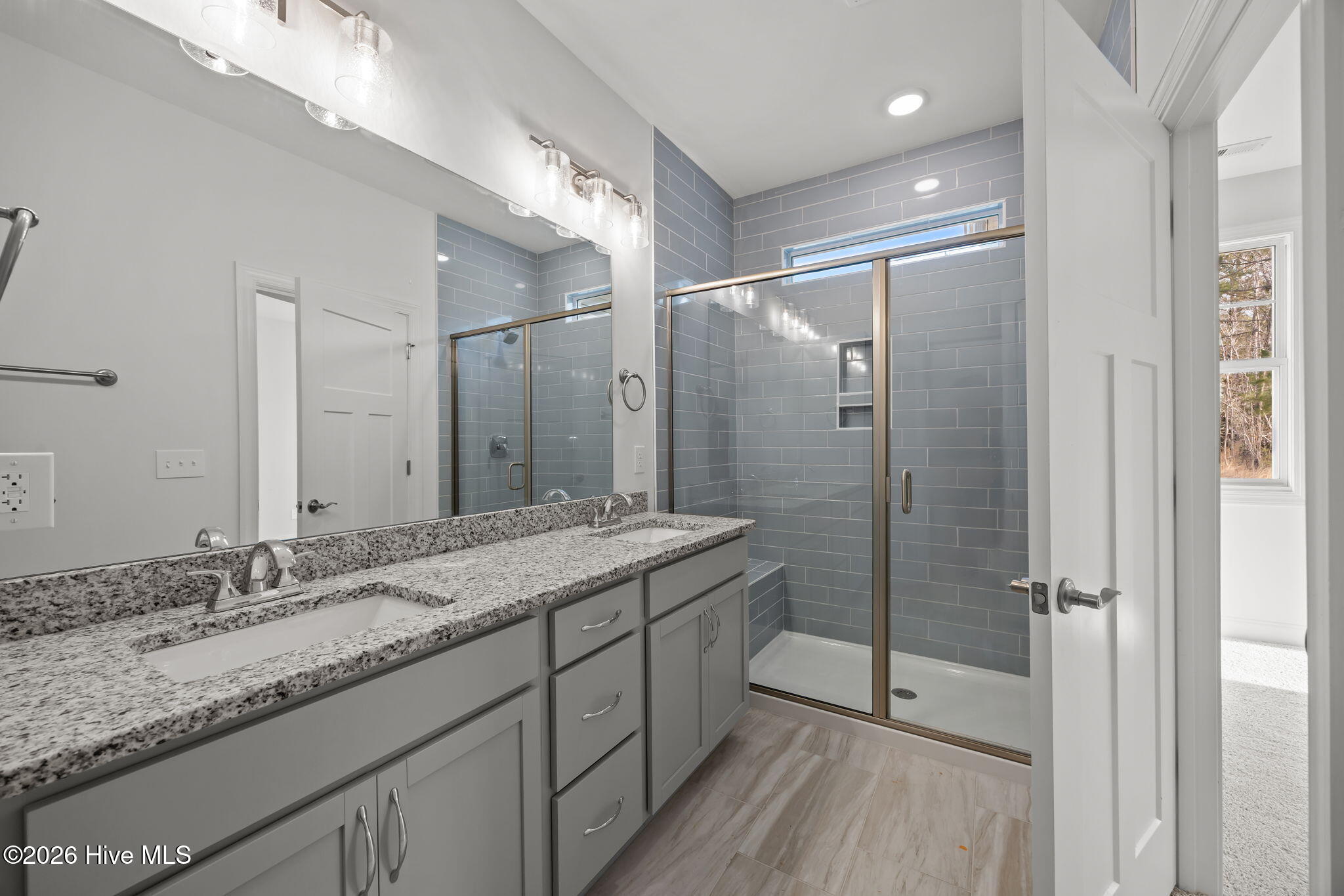 100528715 | Photo 24