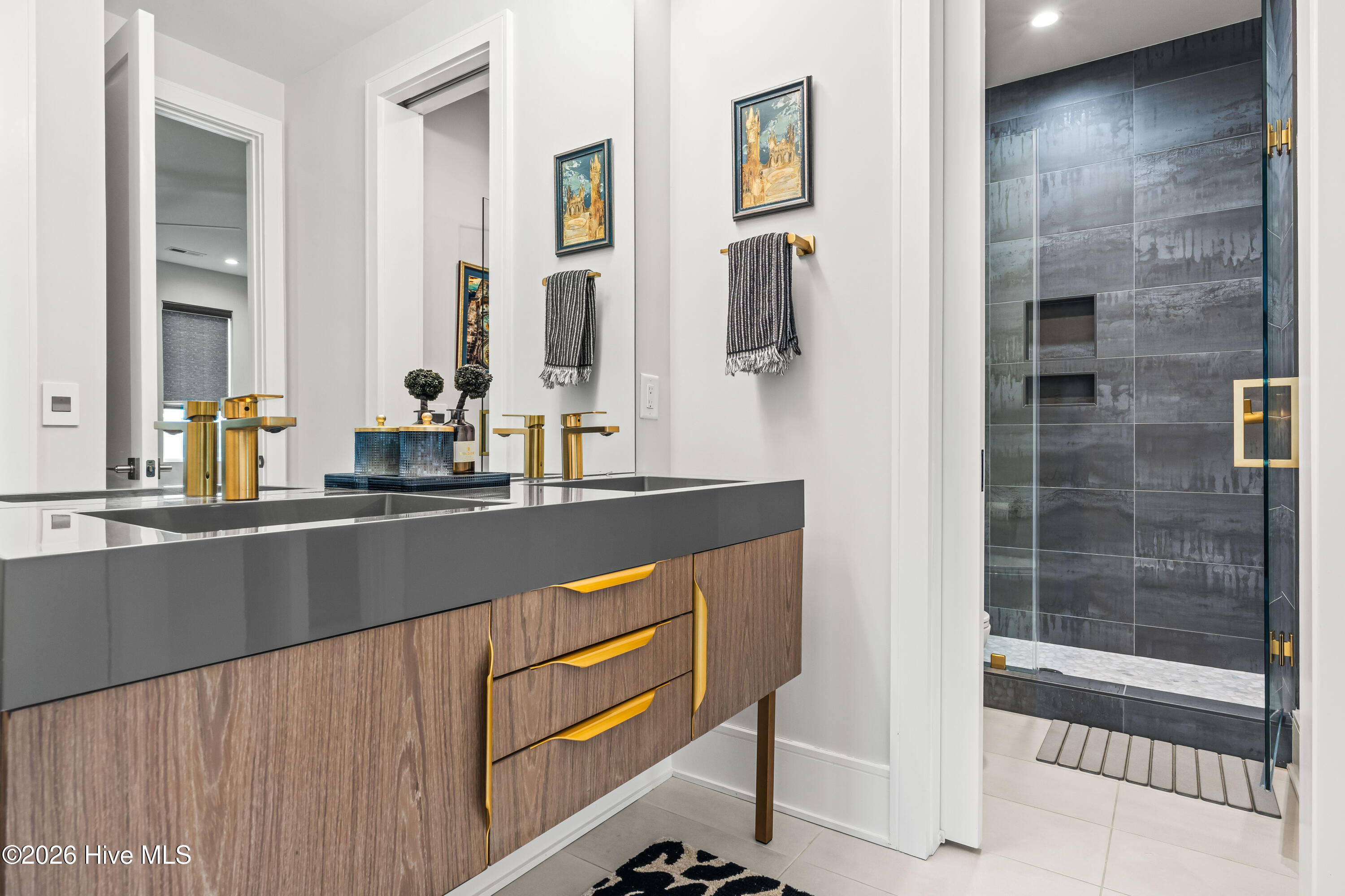 100567165 | Photo 63