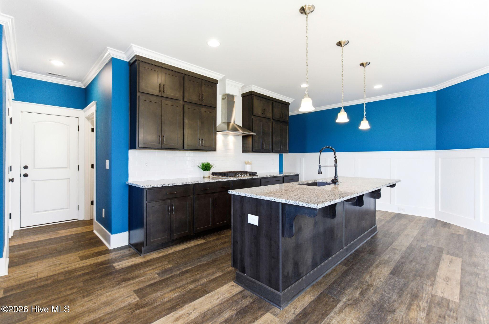 100565935 | Photo 16