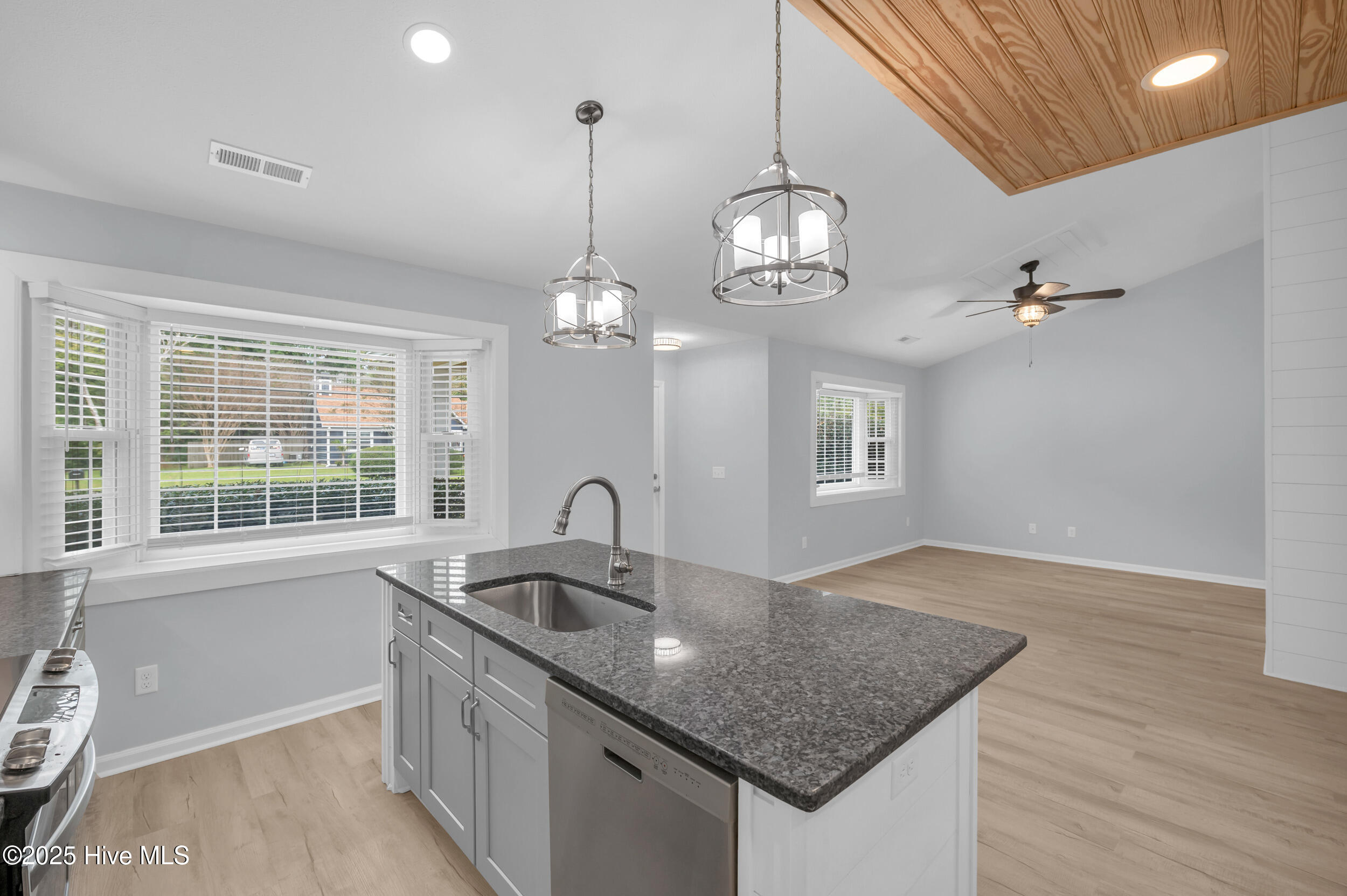 100535250 | Photo 13