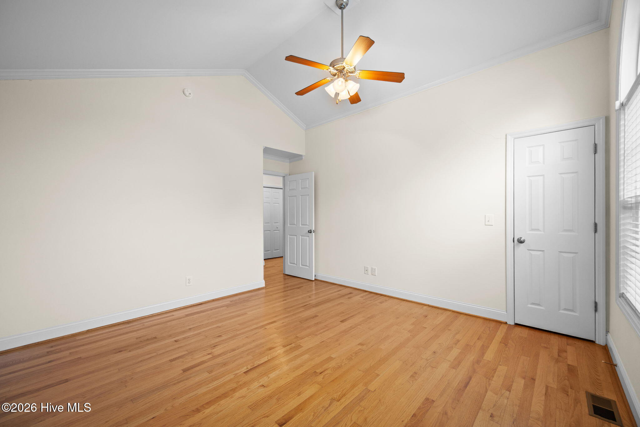 100552045 | Photo 16