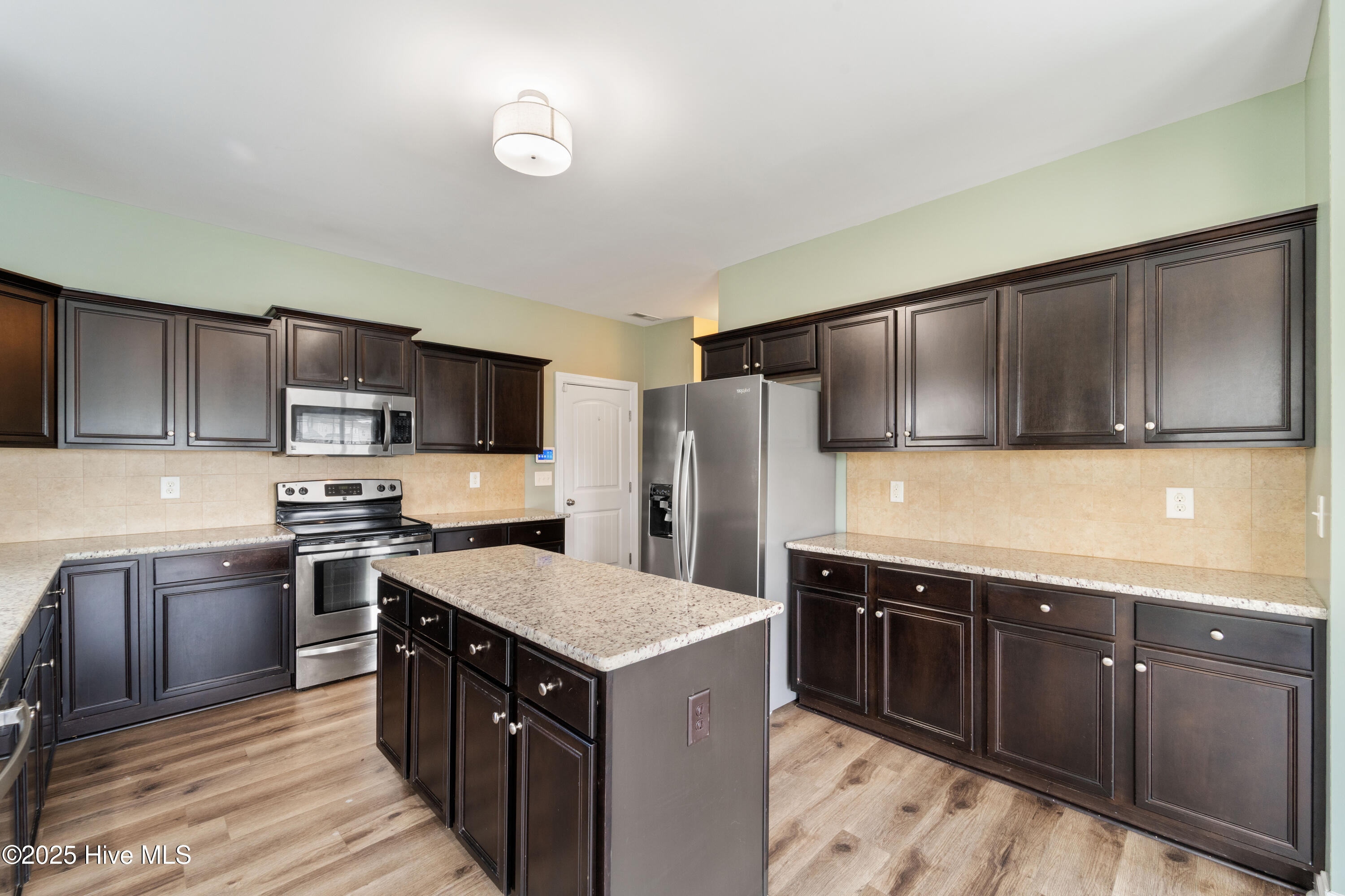 100525842 | Photo 45