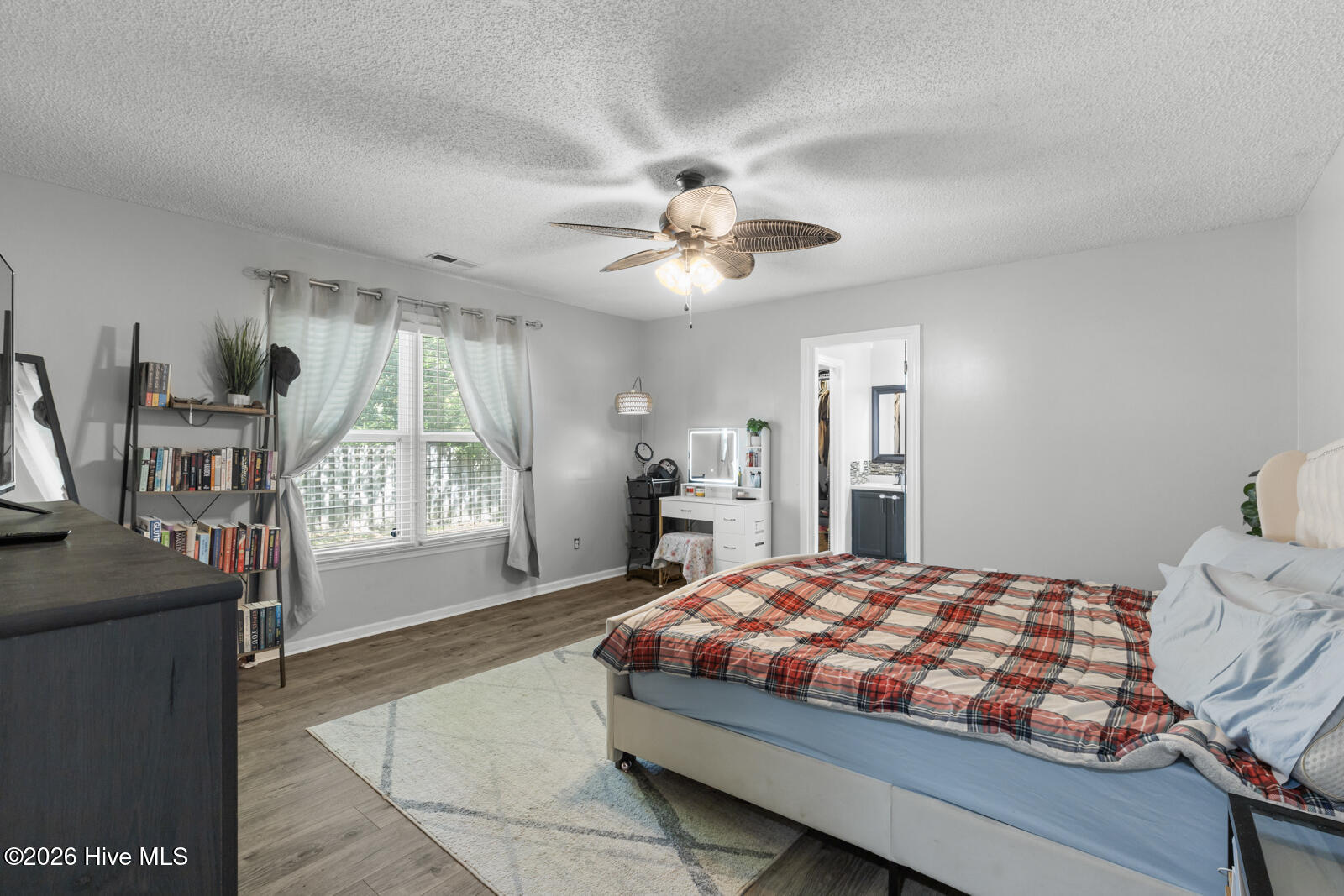 100570070 | Photo 15