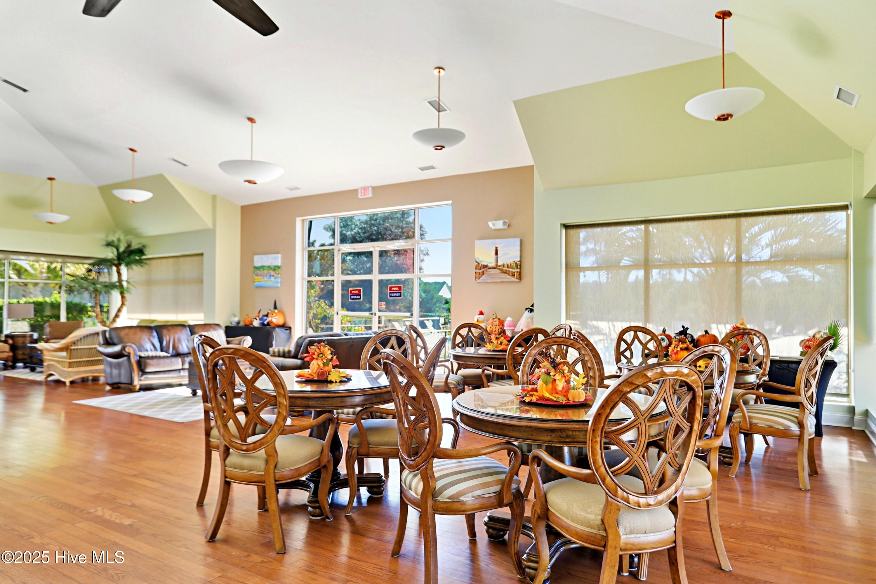 100539112 | Photo 43