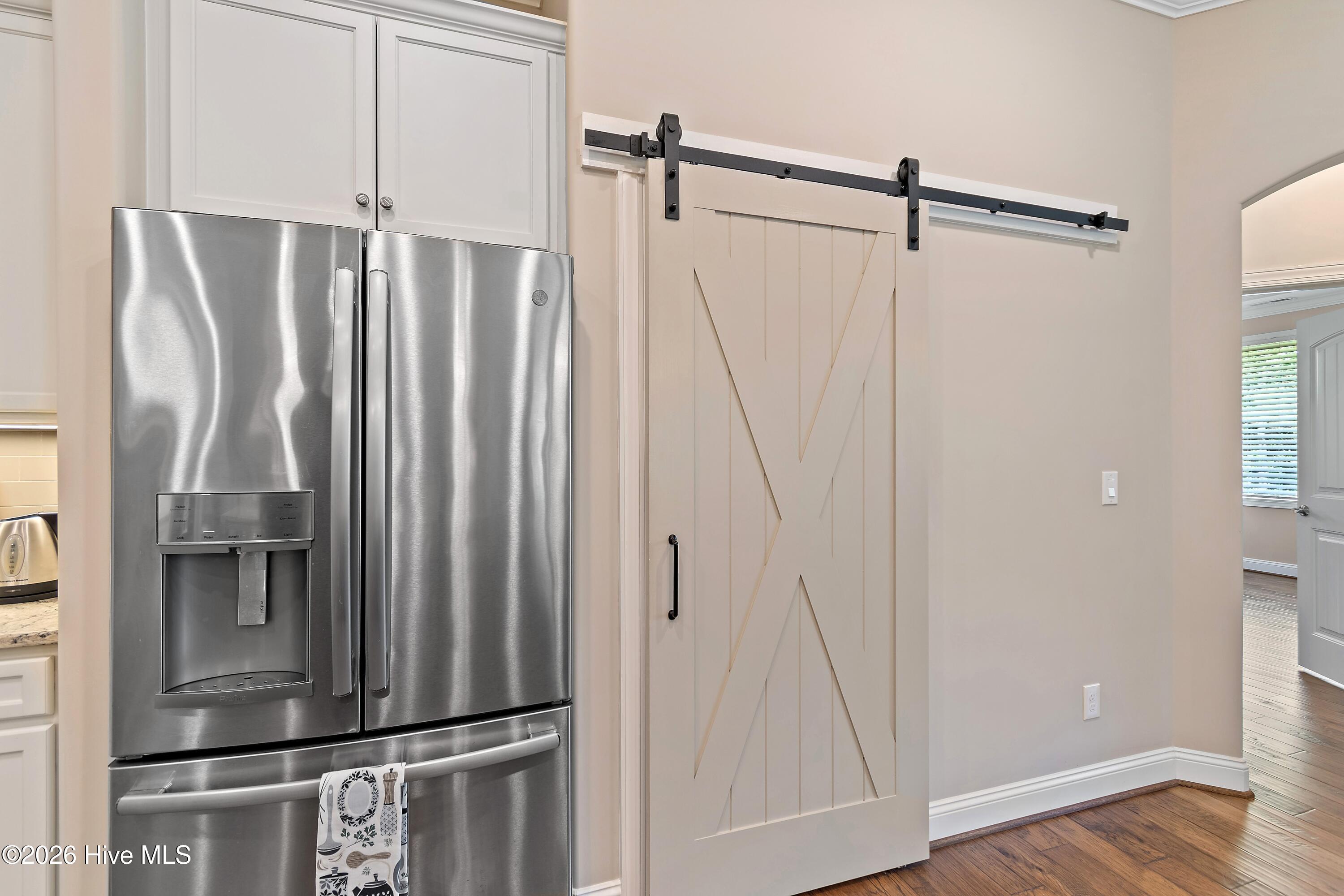 100568990 | Photo 25