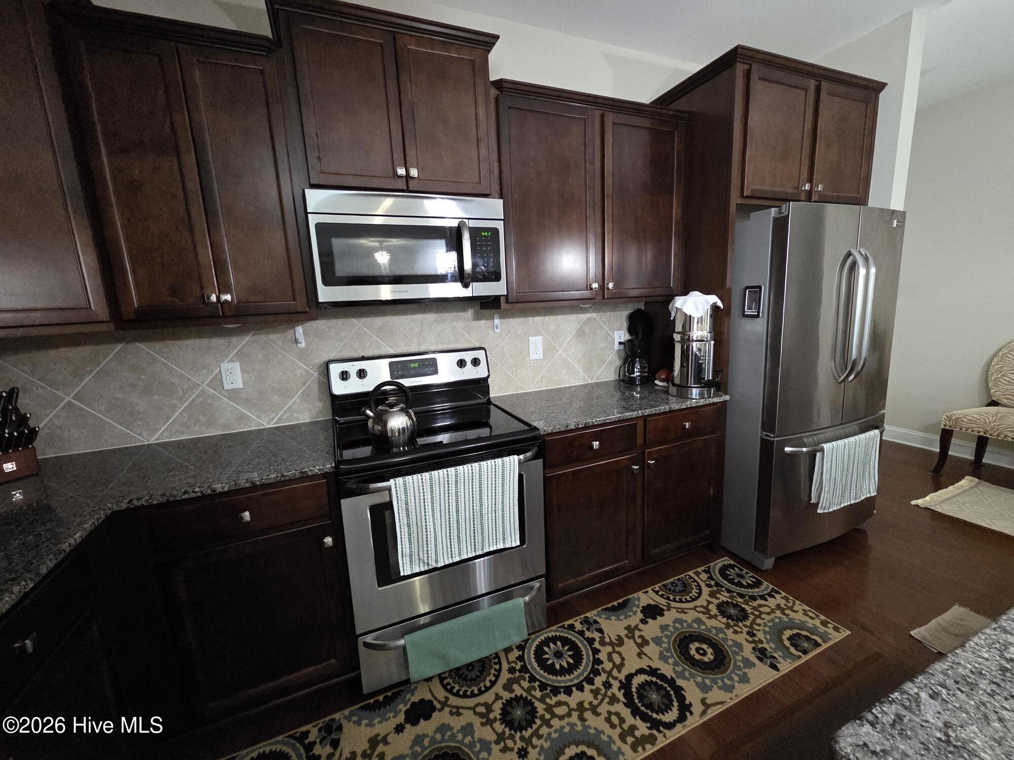 100568128 | Photo 10