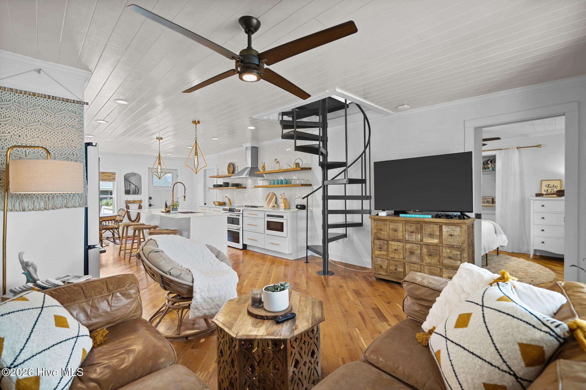 100560357 | Photo 29