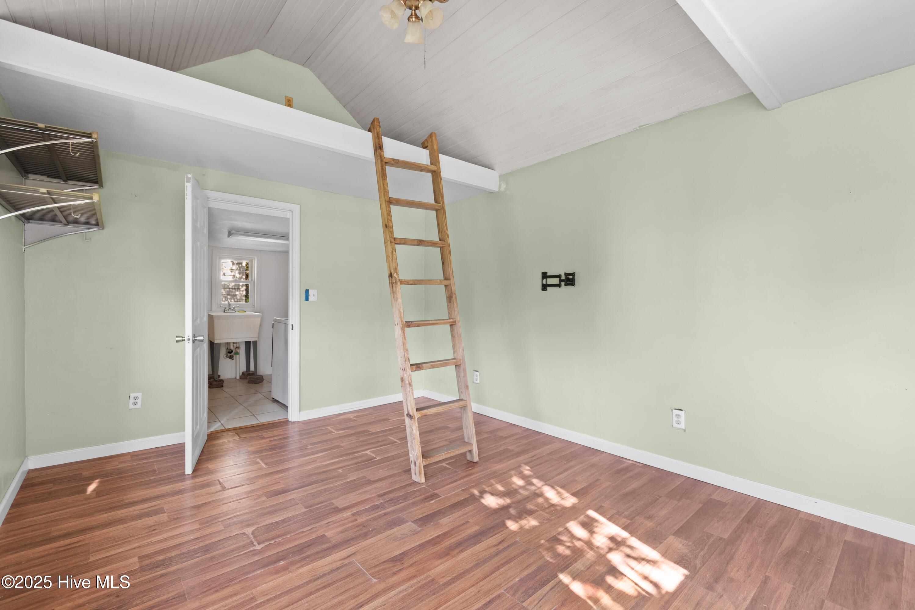 100518608 | Photo 19