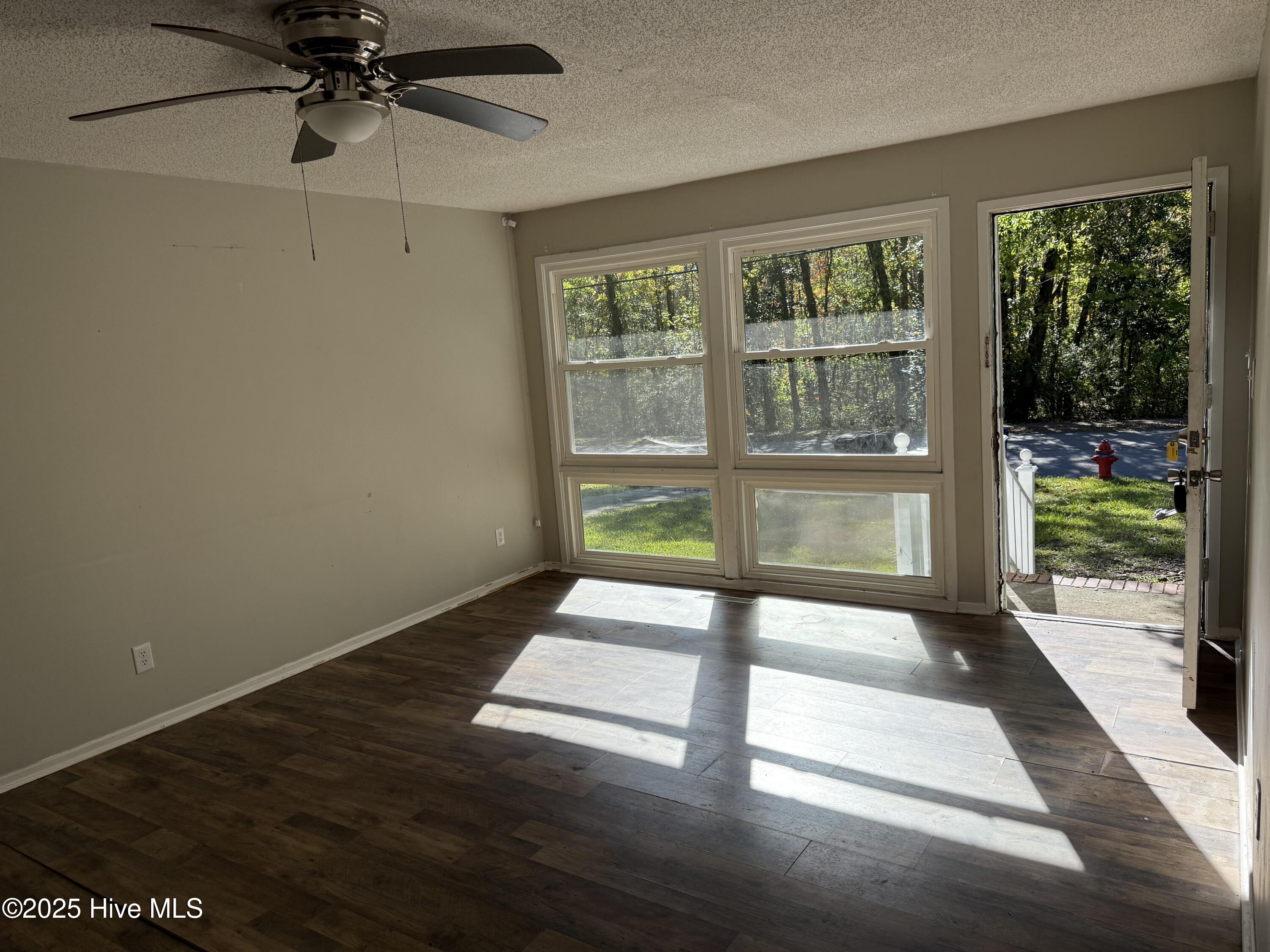 100537405 | Photo 35