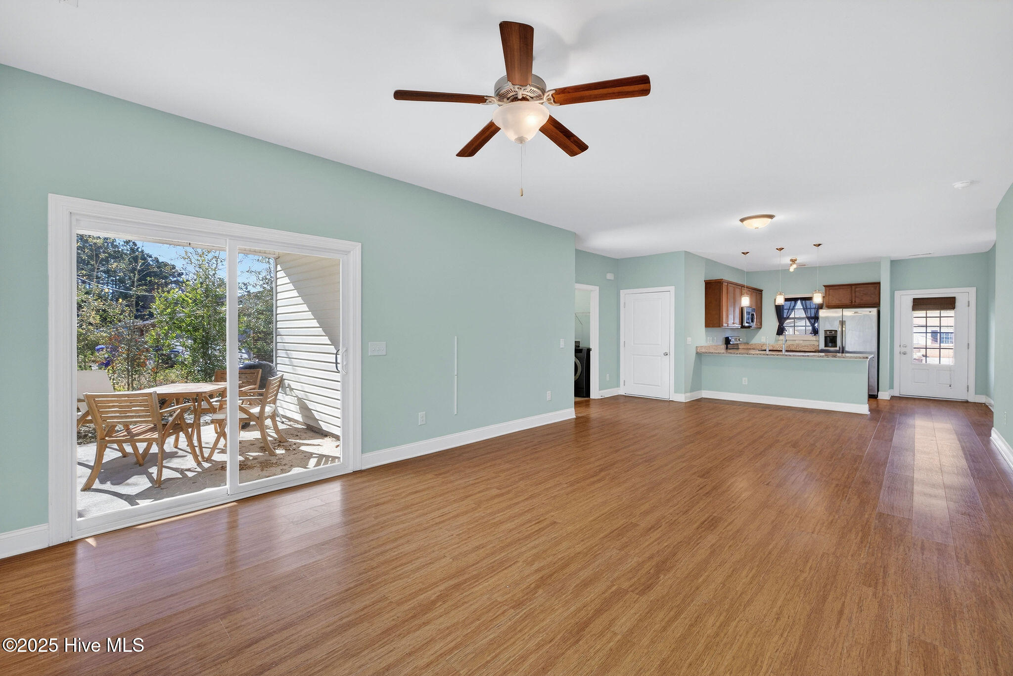 100545937 | Photo 16