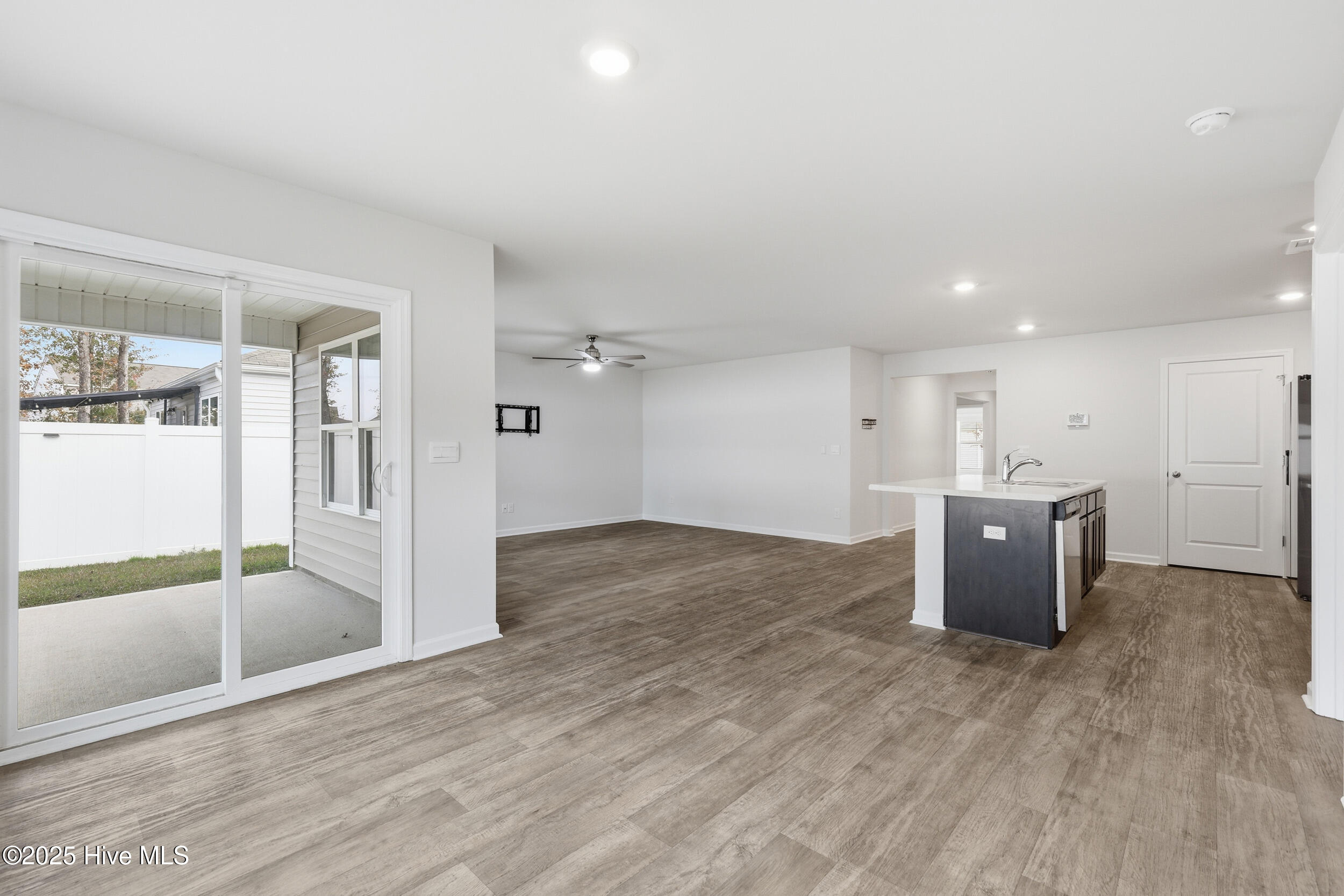 100543027 | Photo 15