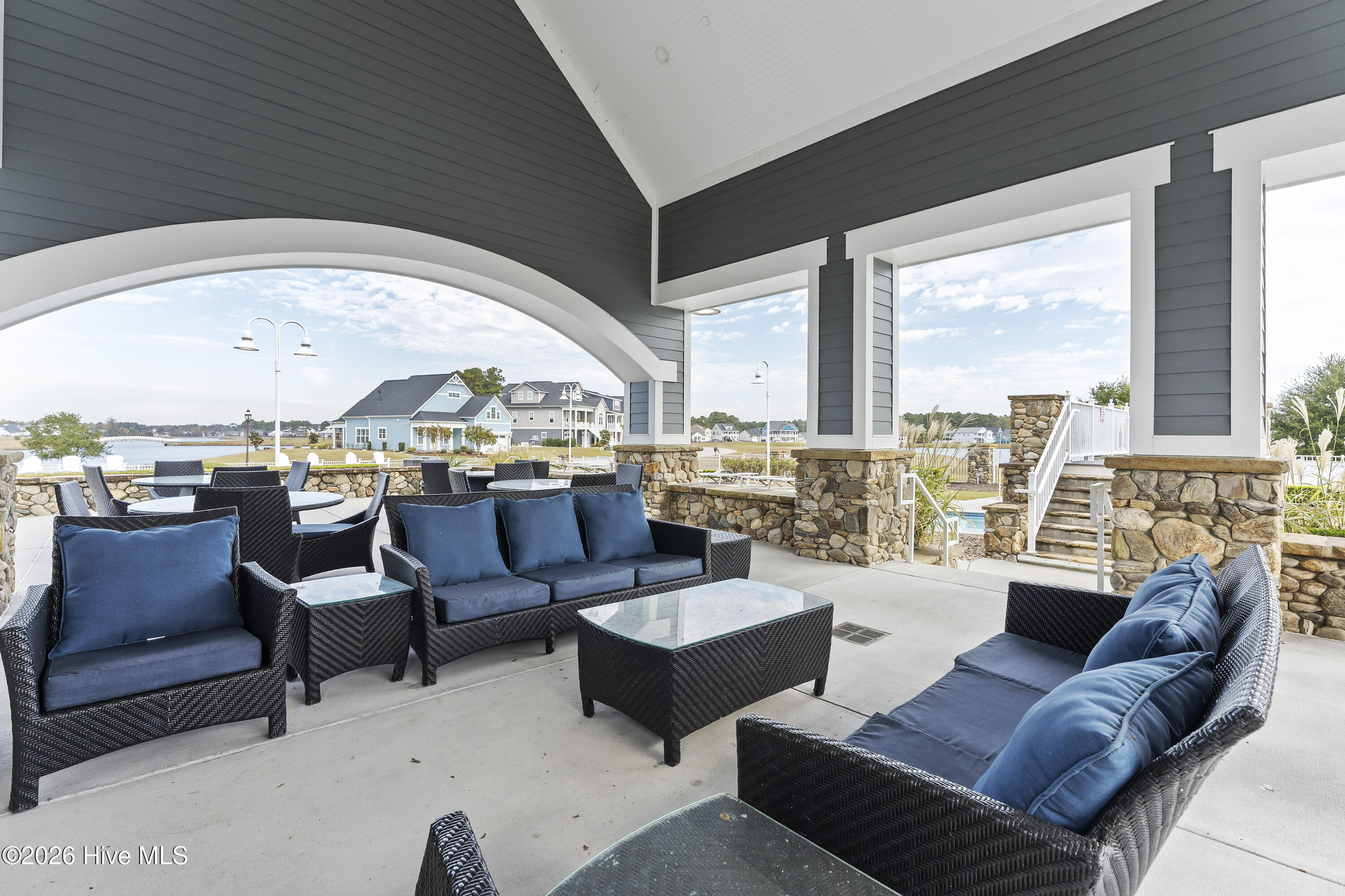 100568018 | Photo 72