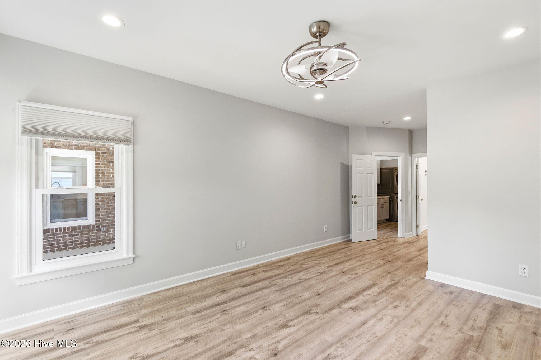 100567586 | Photo 18