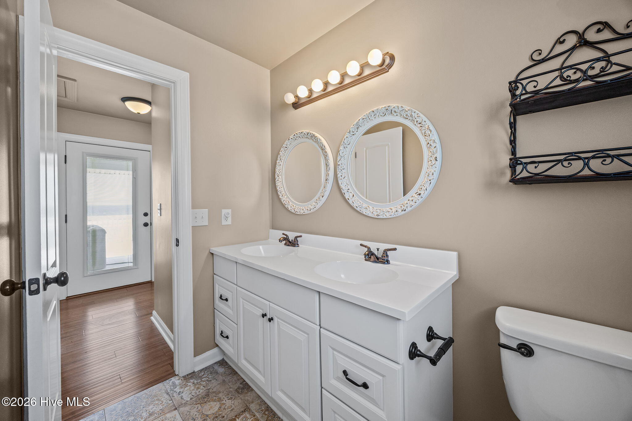 100559342 | Photo 25