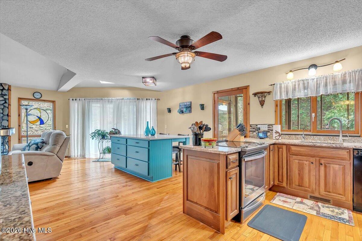 100561735 | Photo 12