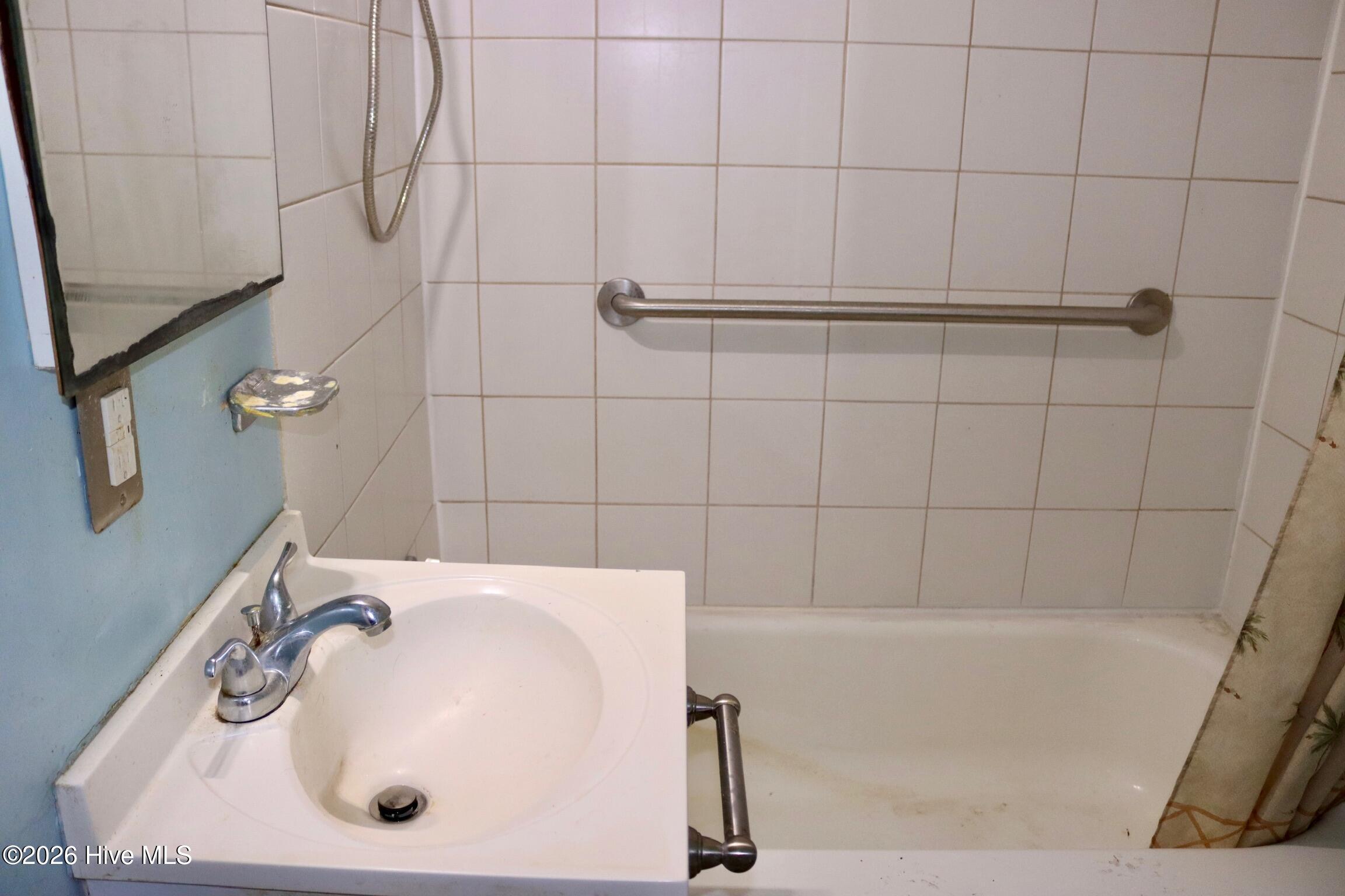 100547933 | Photo 34