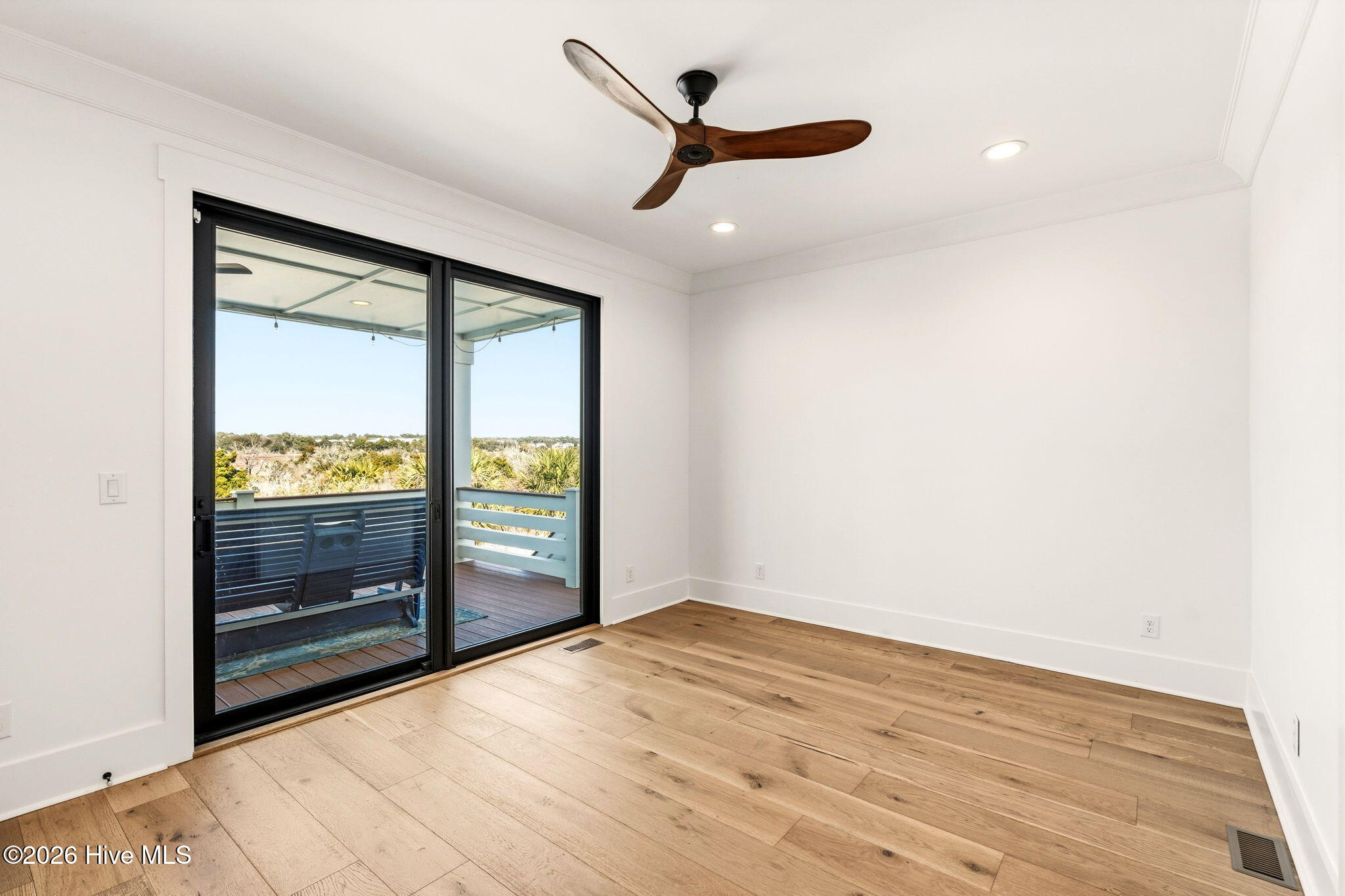 100557252 | Photo 39