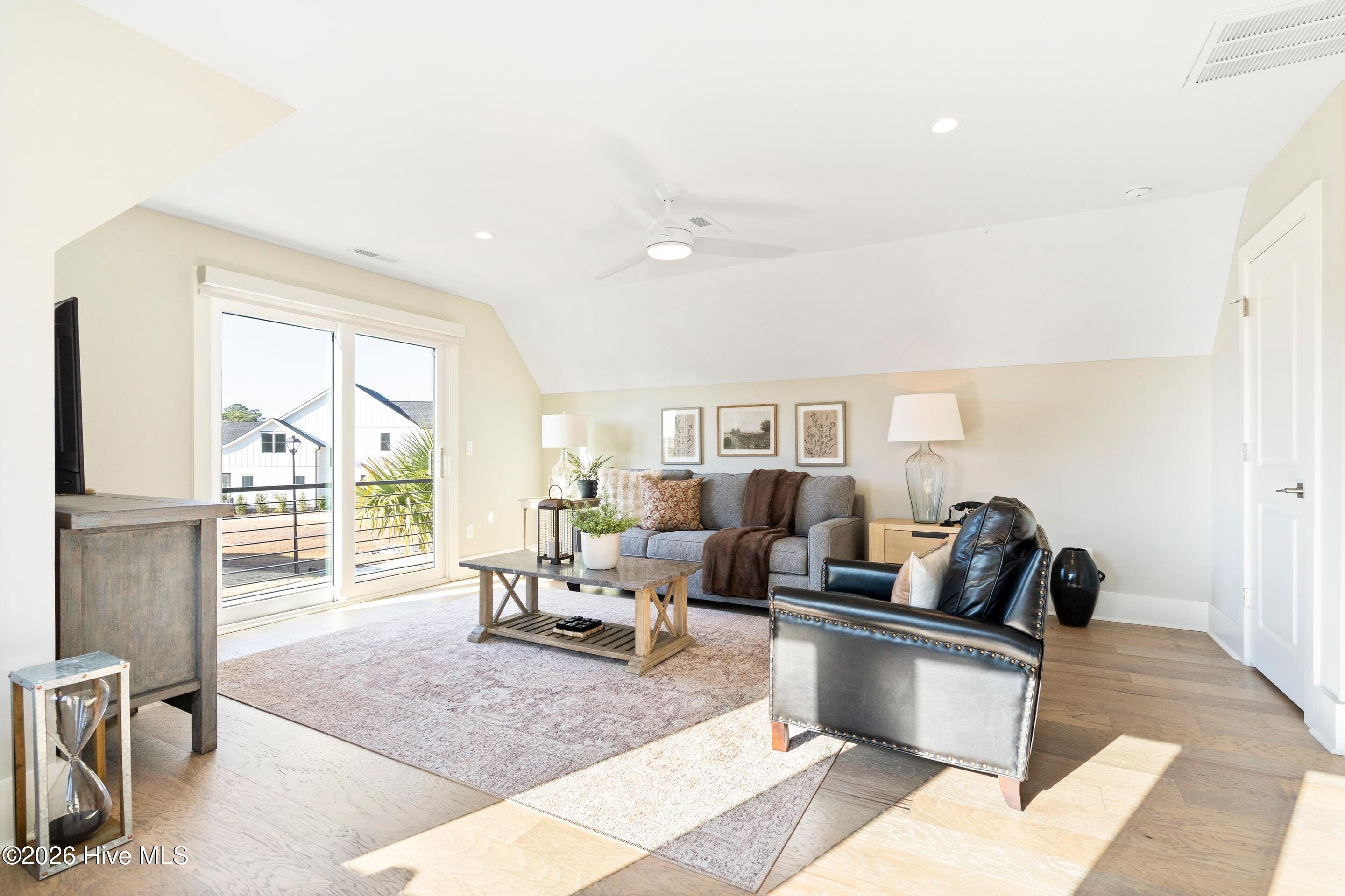 100546830 | Photo 63