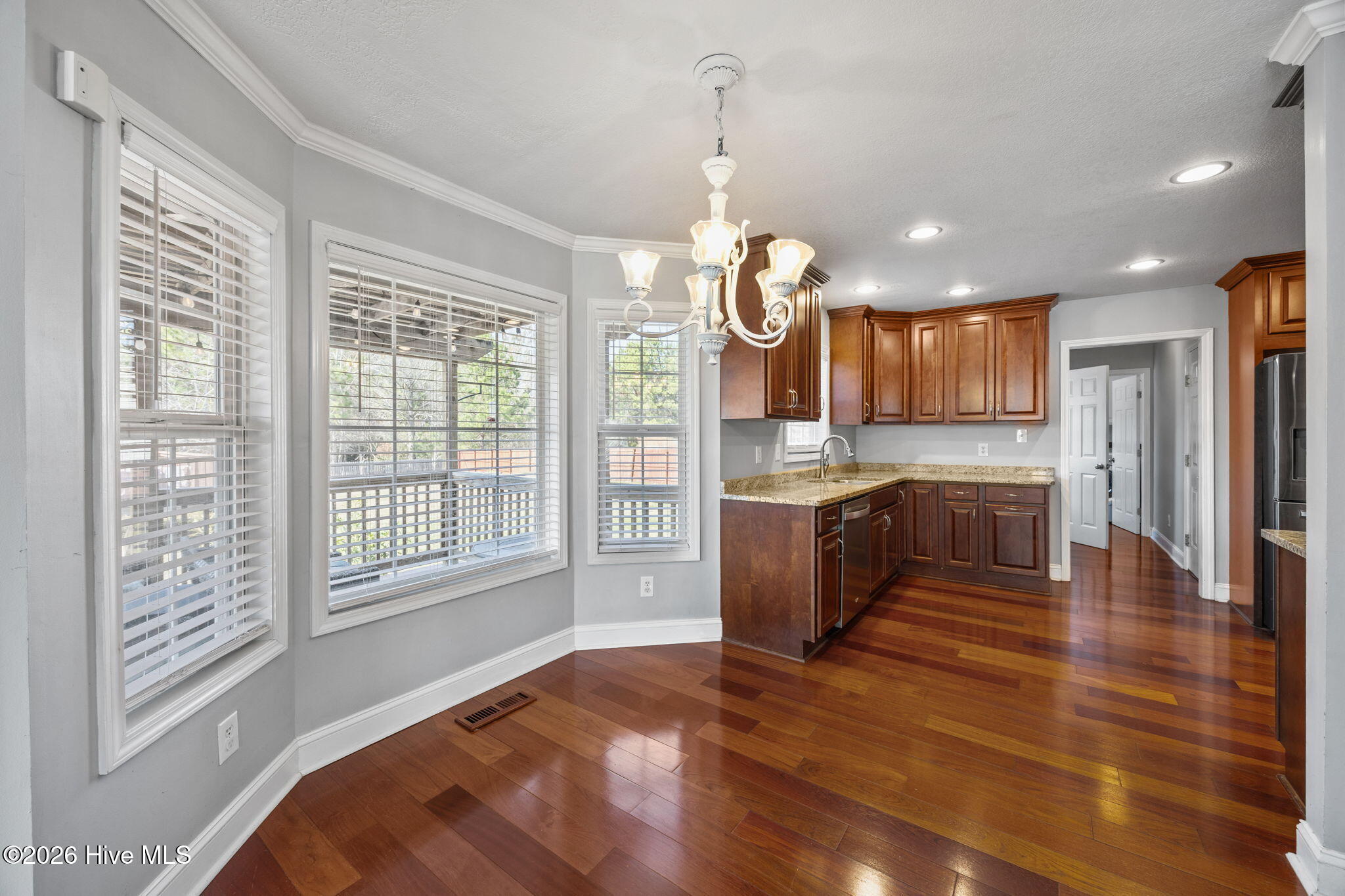 100558260 | Photo 17