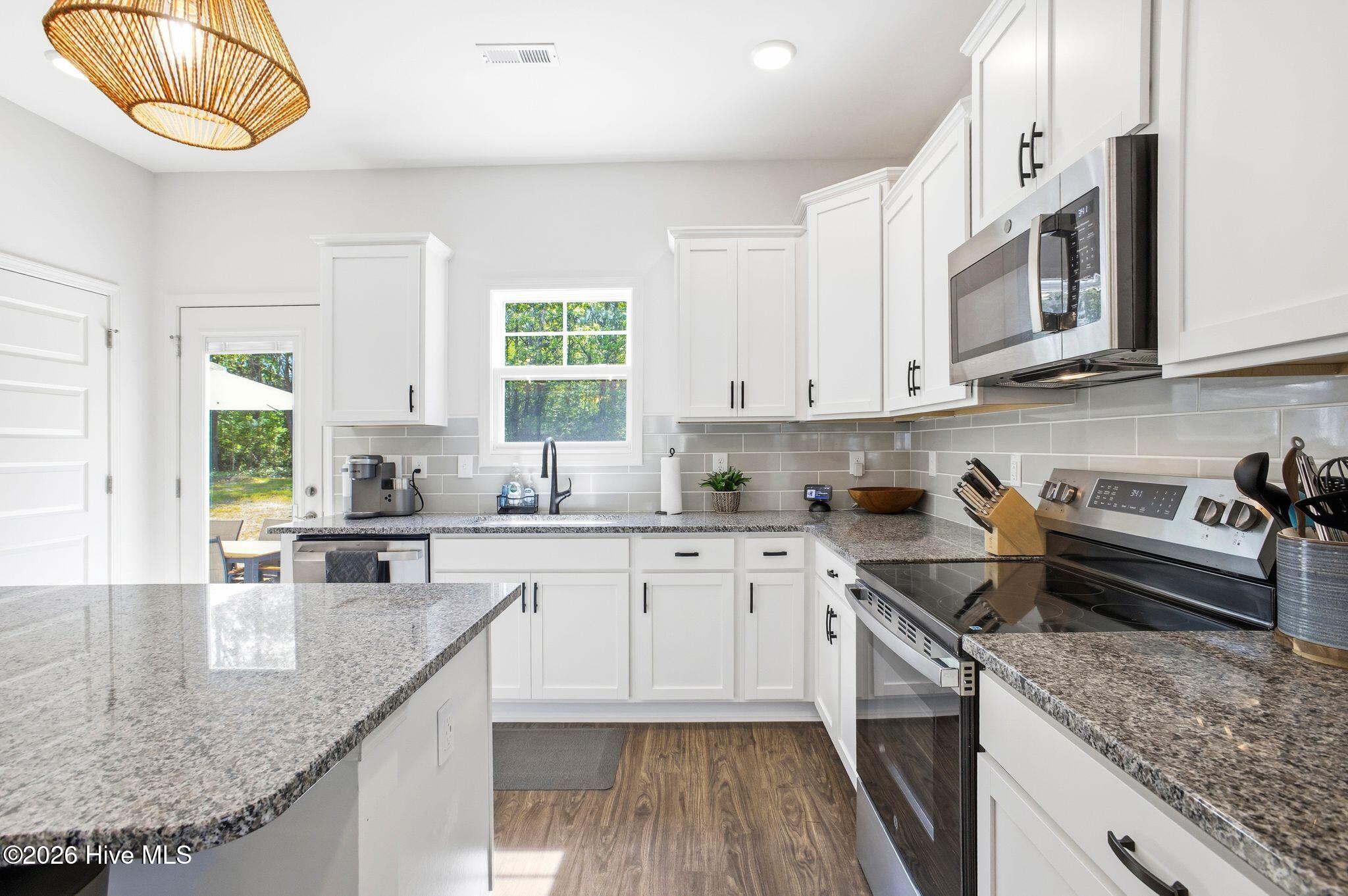 100568135 | Photo 26