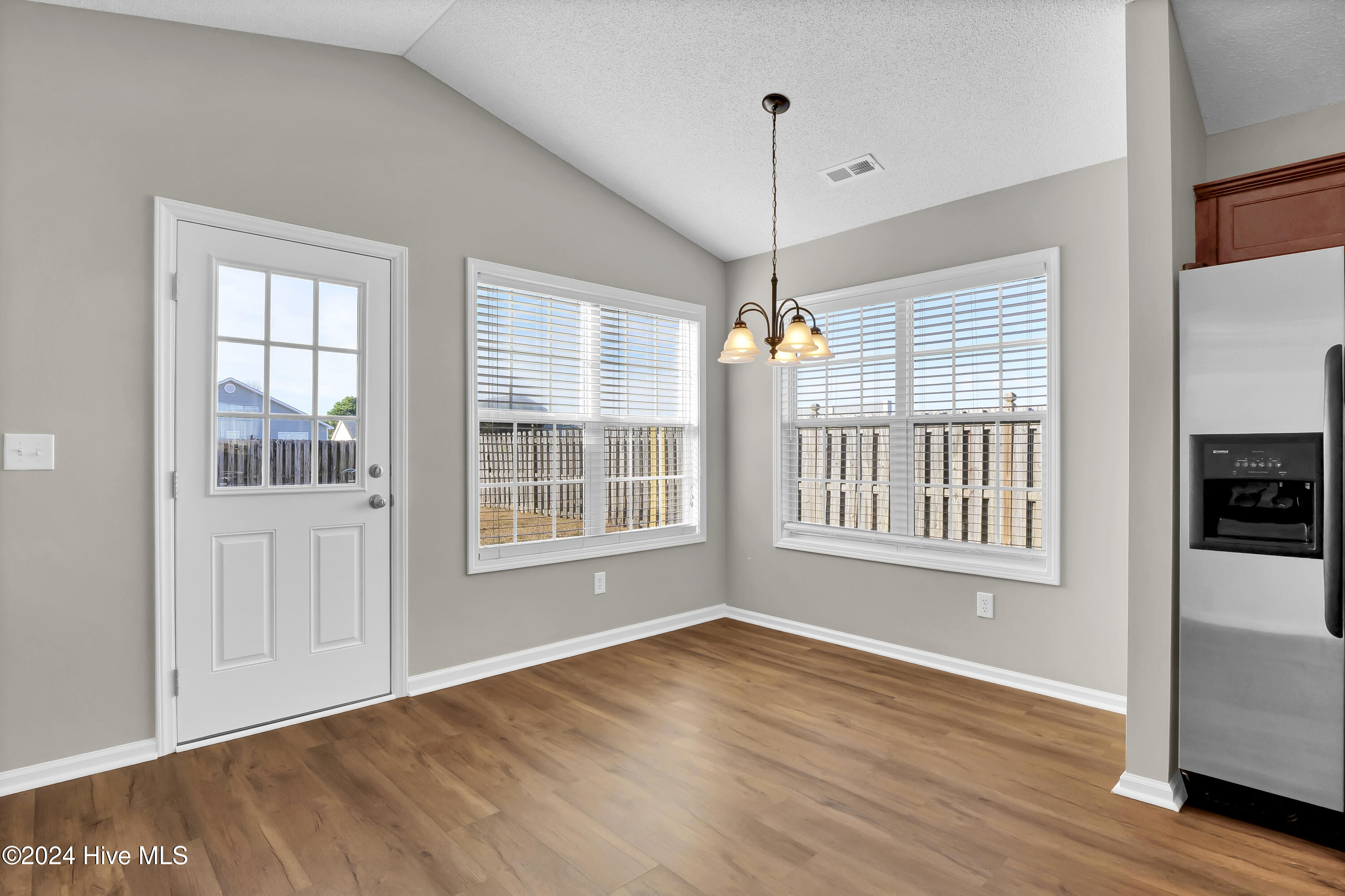 100565199 | Photo 12