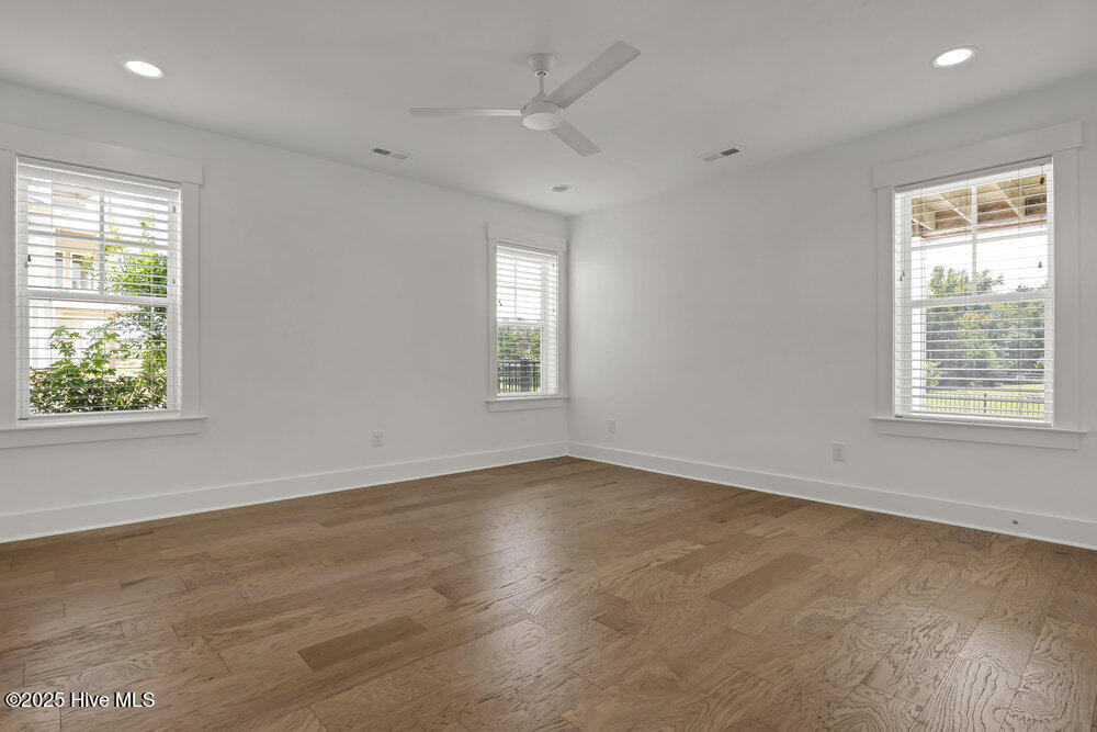 100518047 | Photo 42