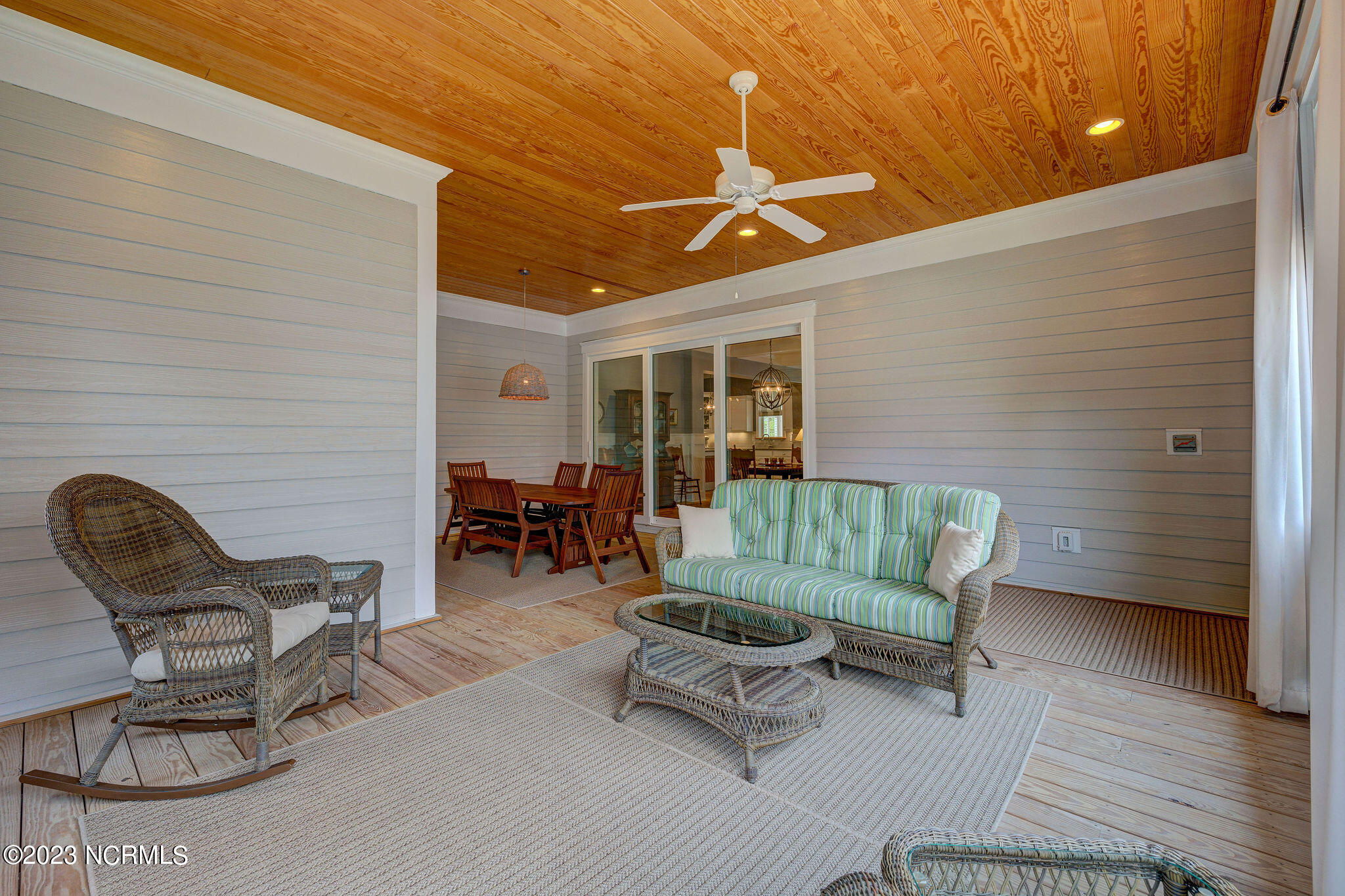 100568046 | Photo 33