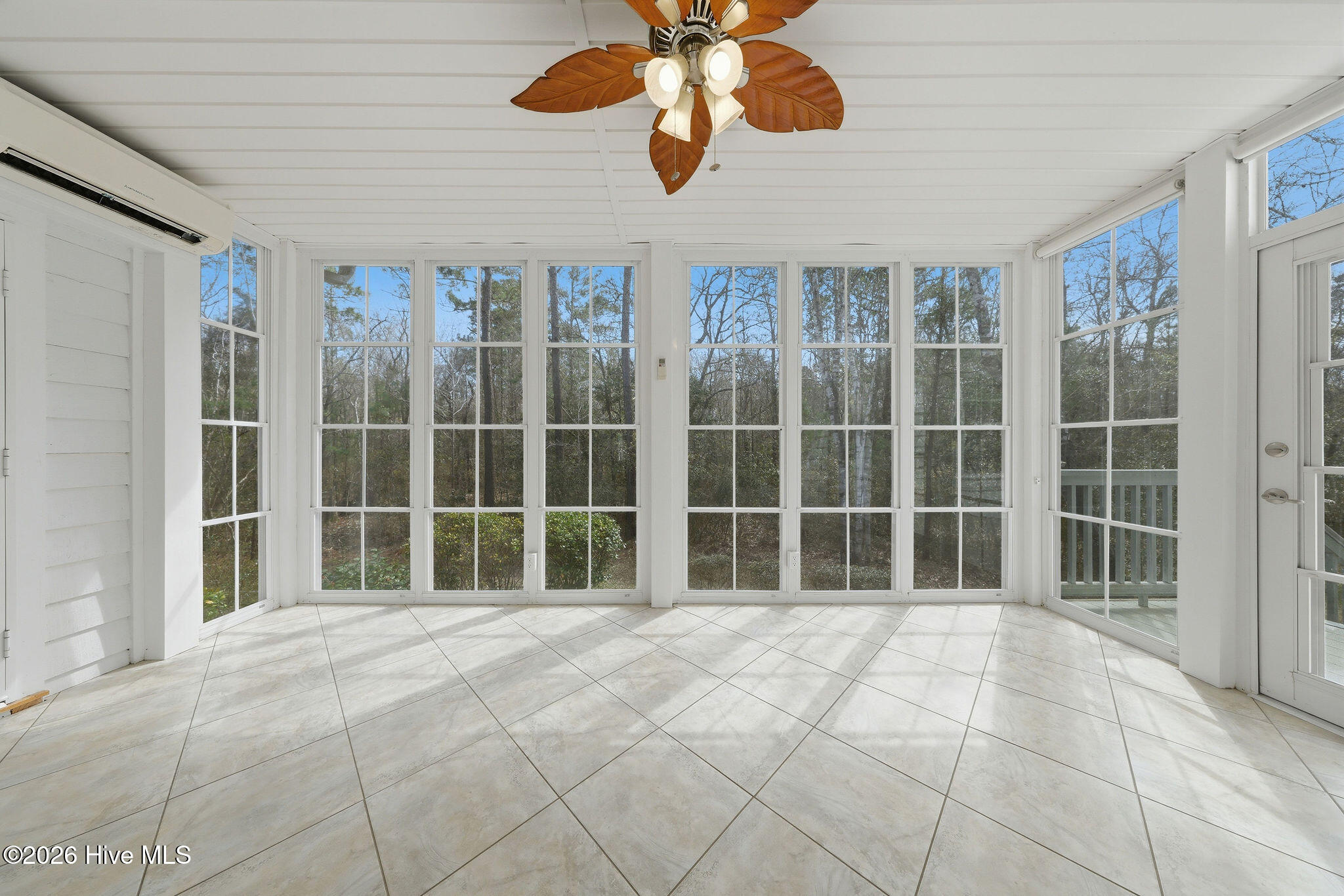 100560858 | Photo 23