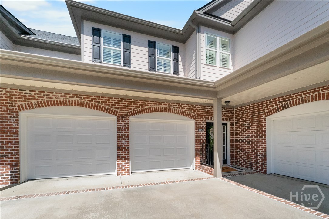 Spacious 2 care garage
