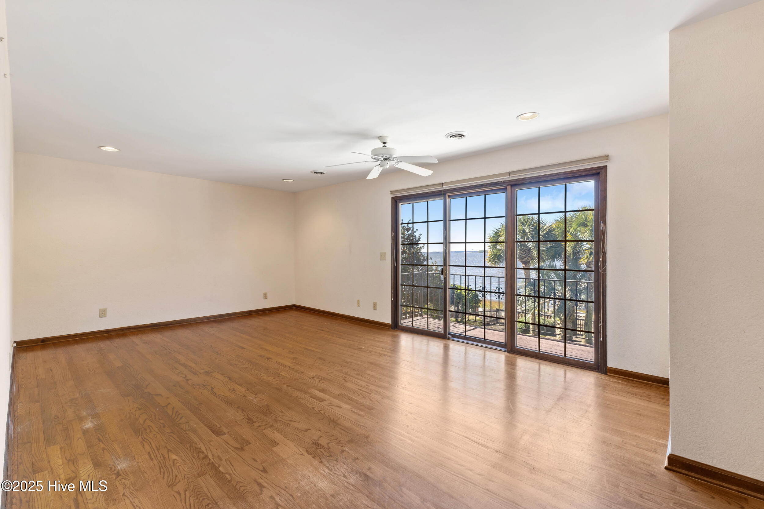 100541018 | Photo 30