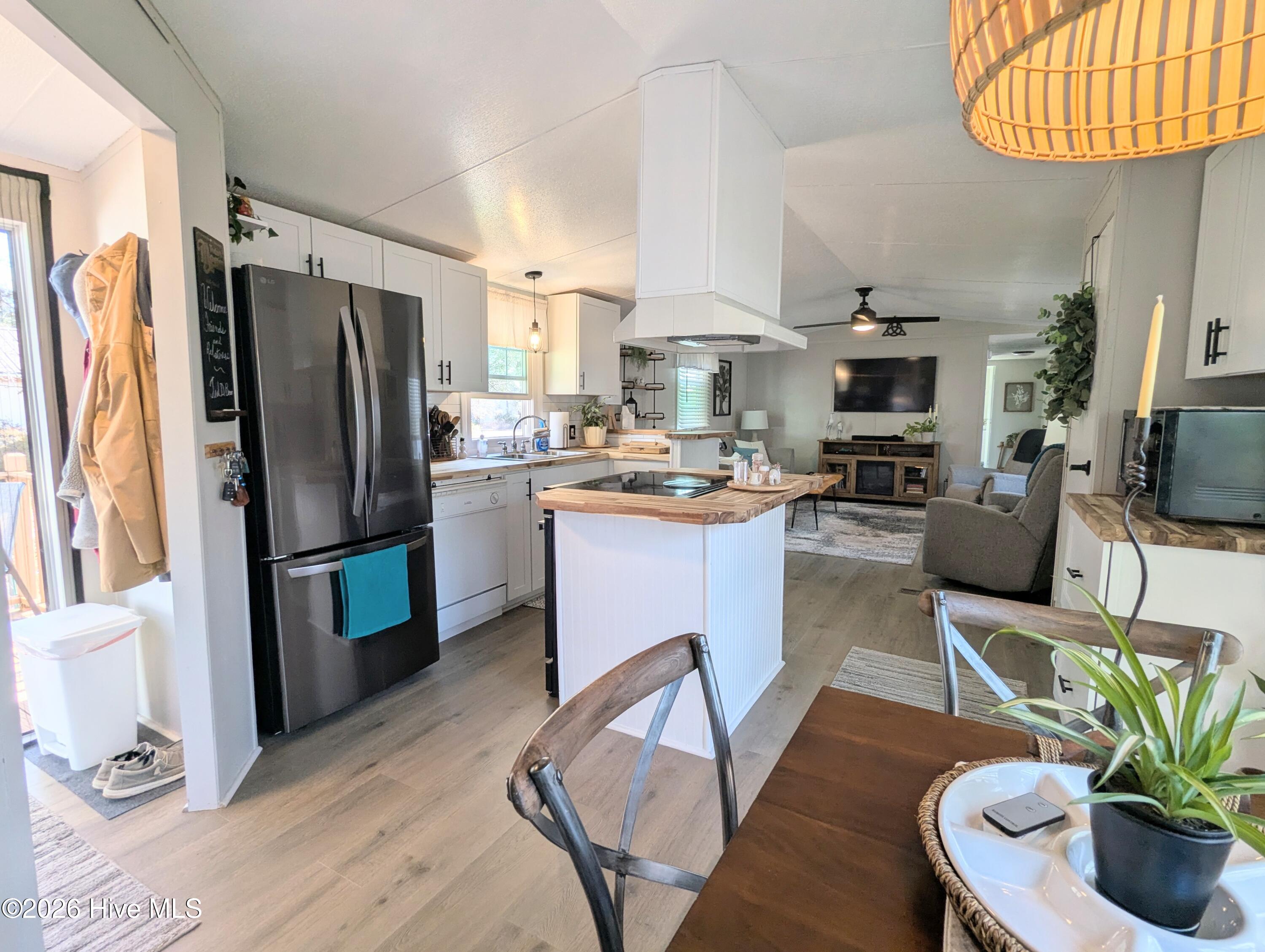 100548489 | Photo 11