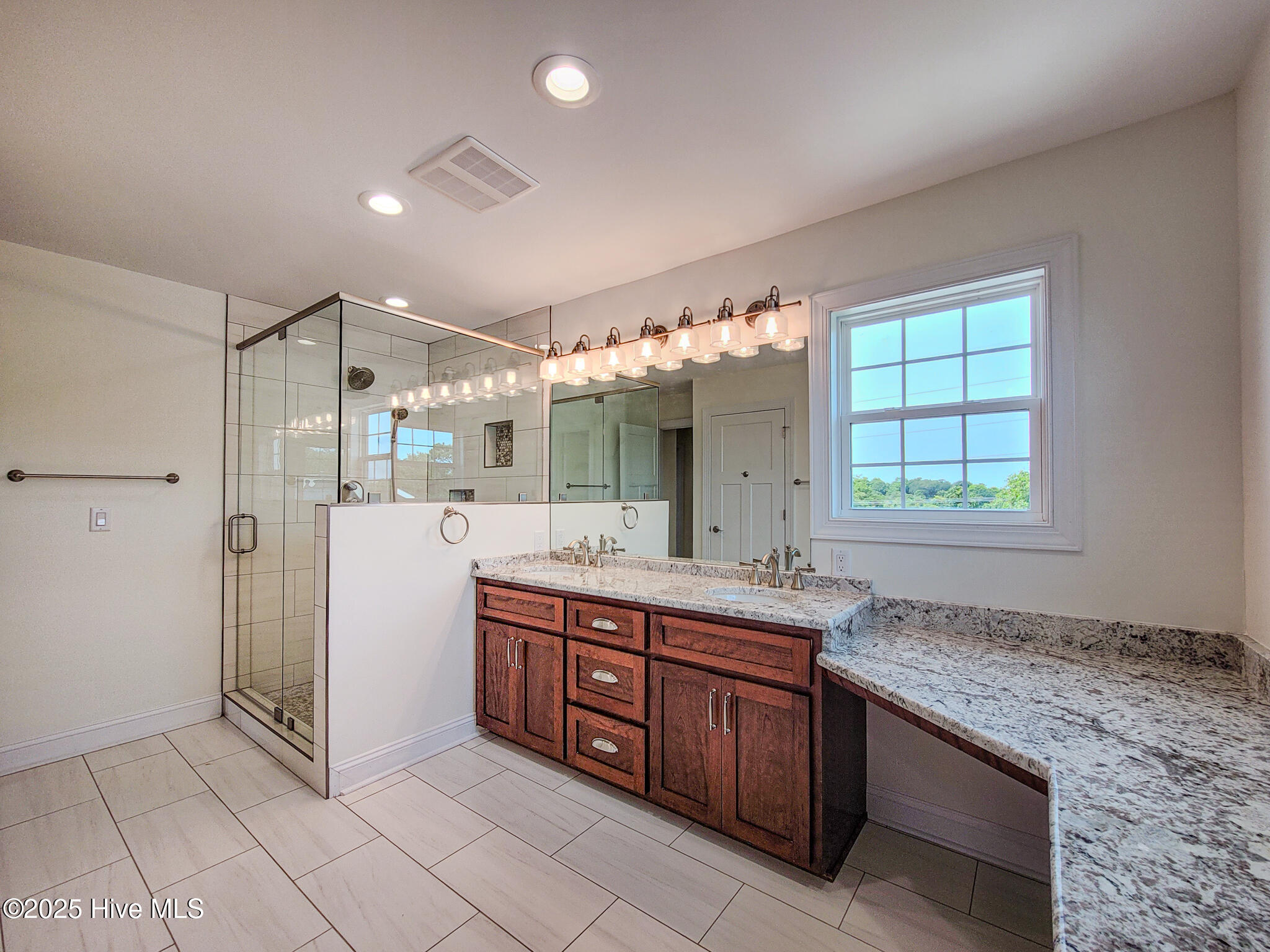 100511254 | Photo 43