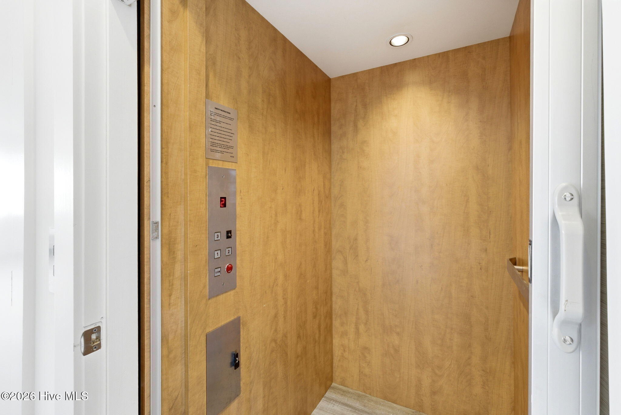 100564360 | Photo 14