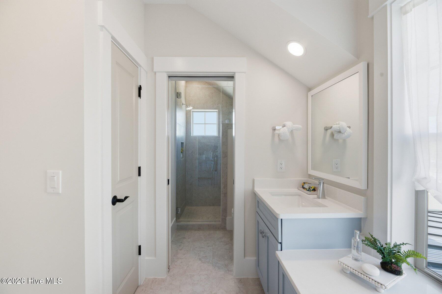 100490520 | Photo 38