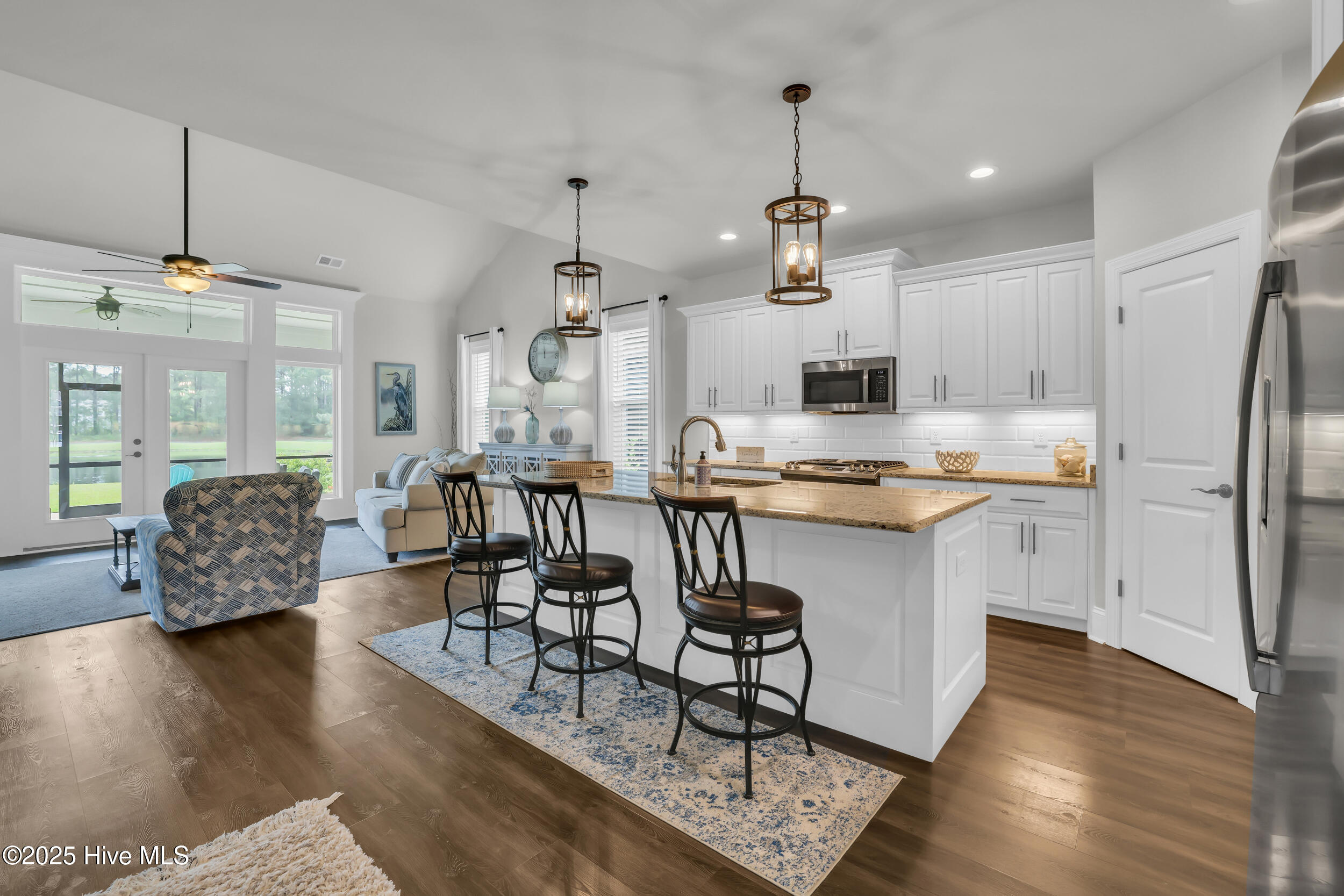 100502745 | Photo 12