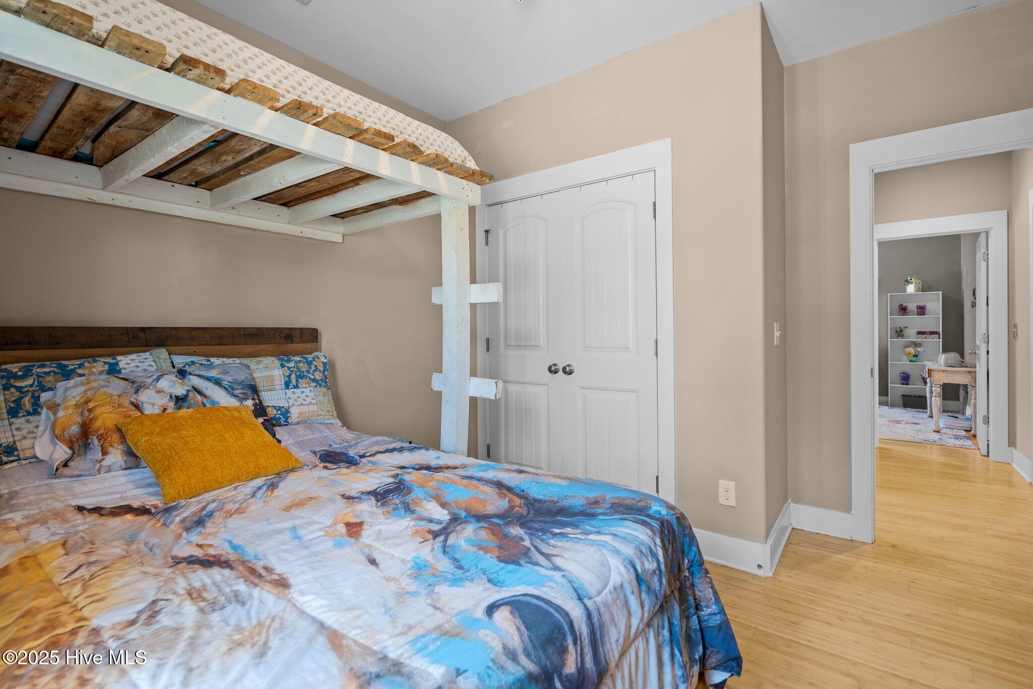 100516746 | Photo 23